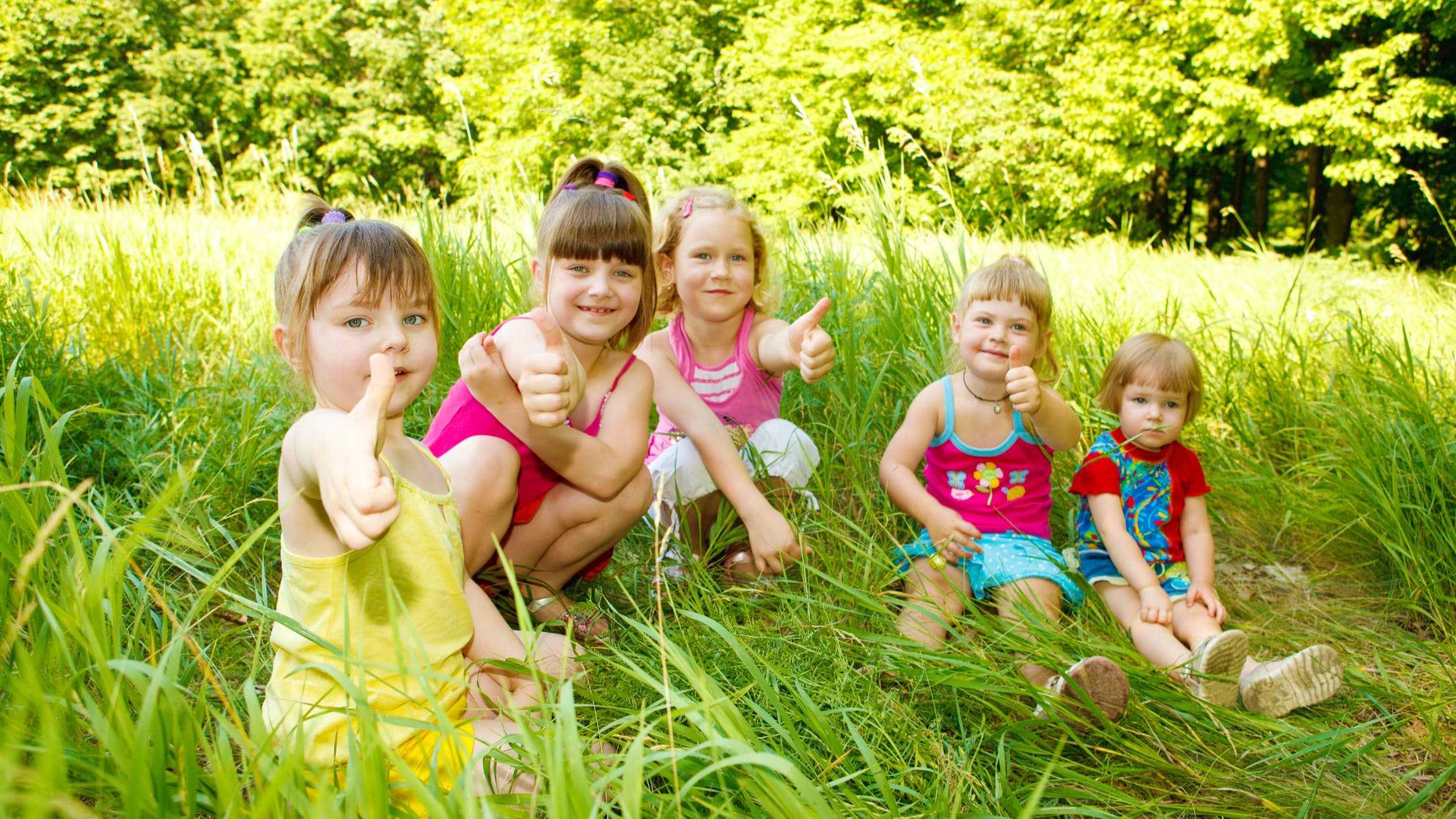 Enfants assis dans la nature