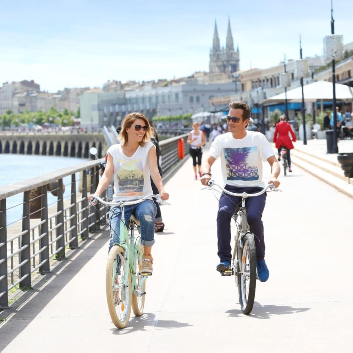 Couple à vélo sur les quais de Bordeaux