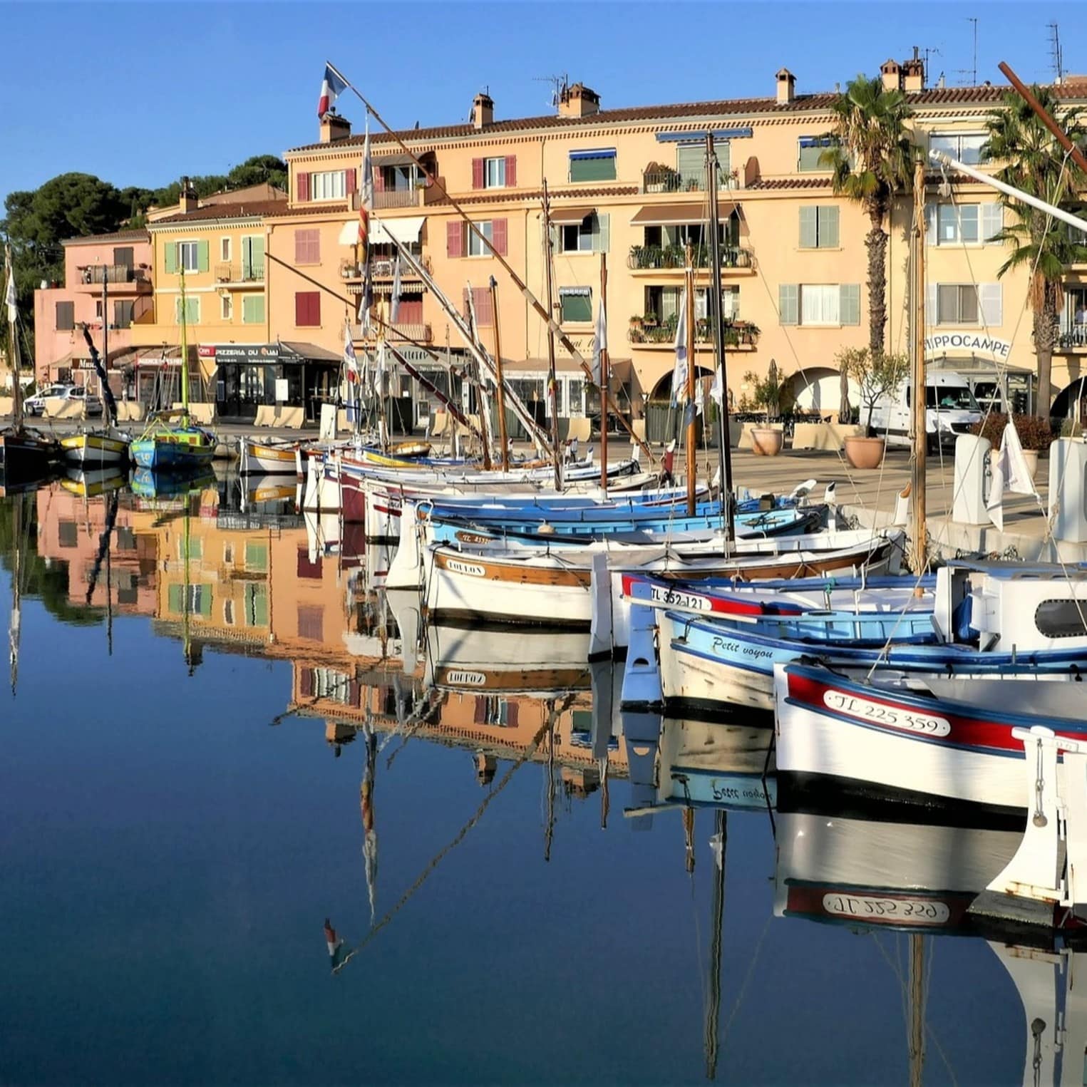 Un petit port de pêcheurs typique, le point d’embarquement idéal pour une excursion dans les calanques de la Côte d’Azur !