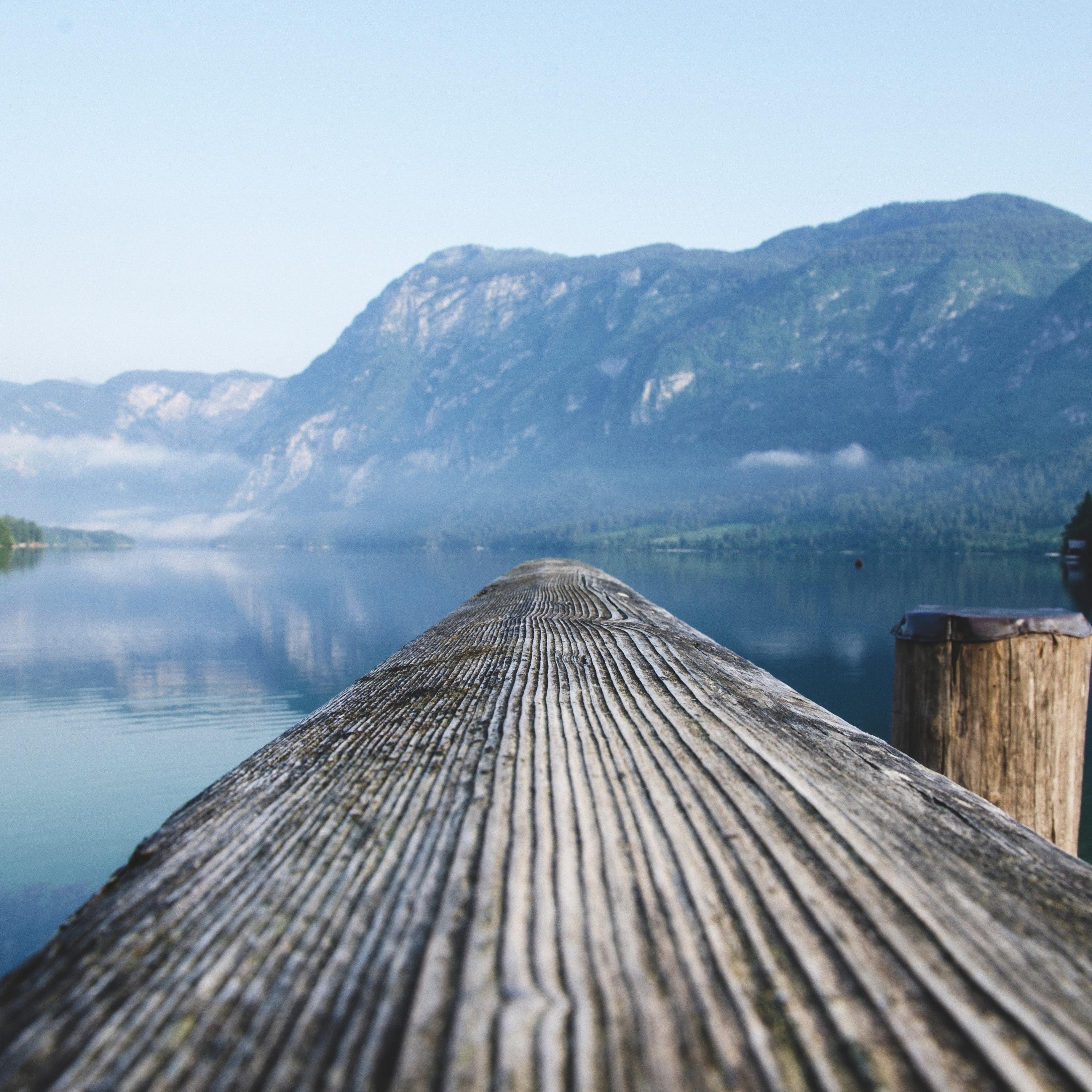Ponton donnant sur un lac avec pour toile de fond le paysage montagnard des Alpes