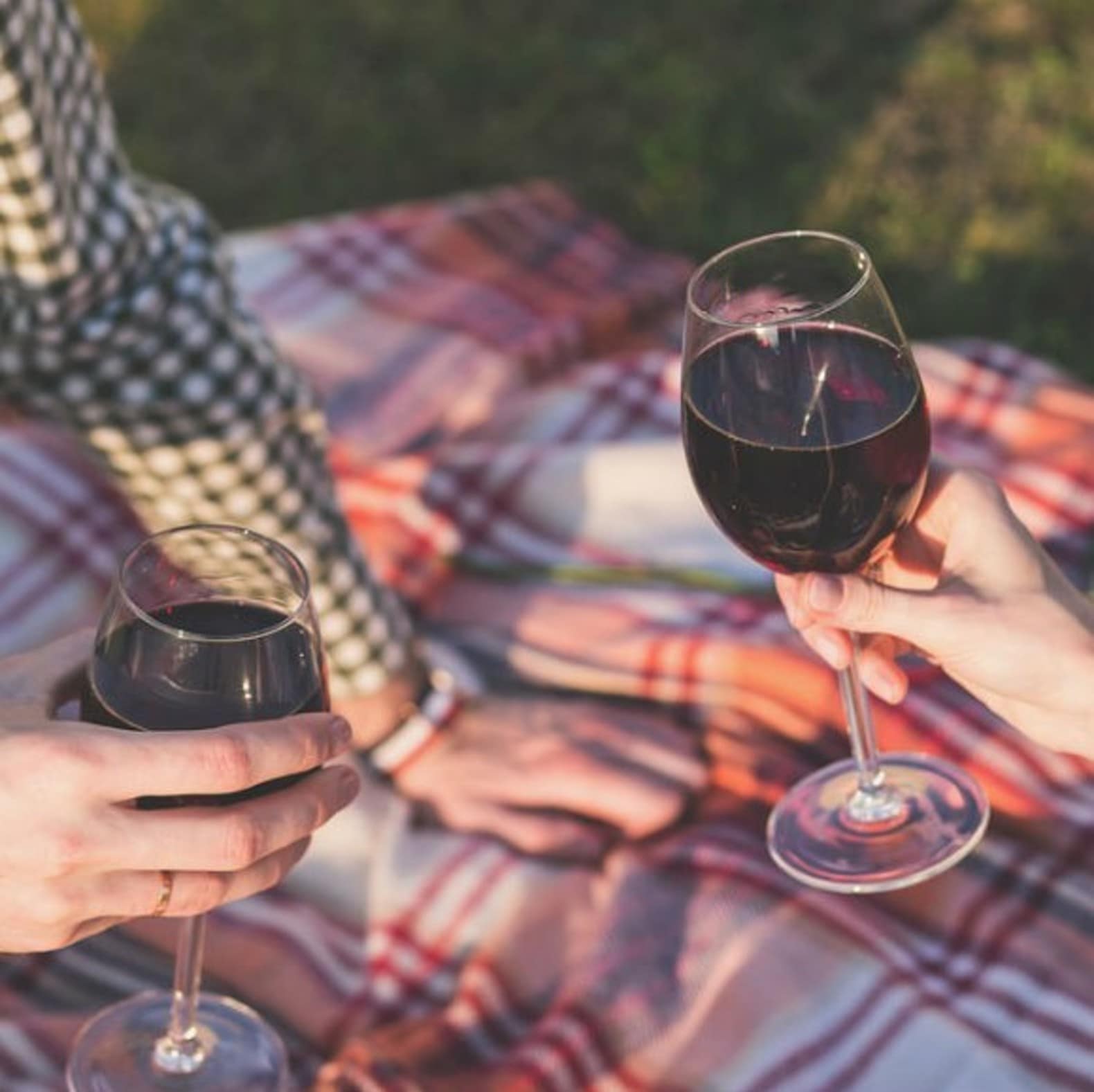 Personnes avec un verre de vin, séjour en famille