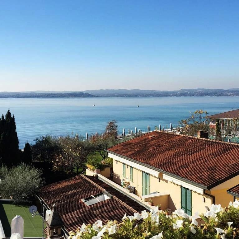 Blick über Dächer auf den Gardasee