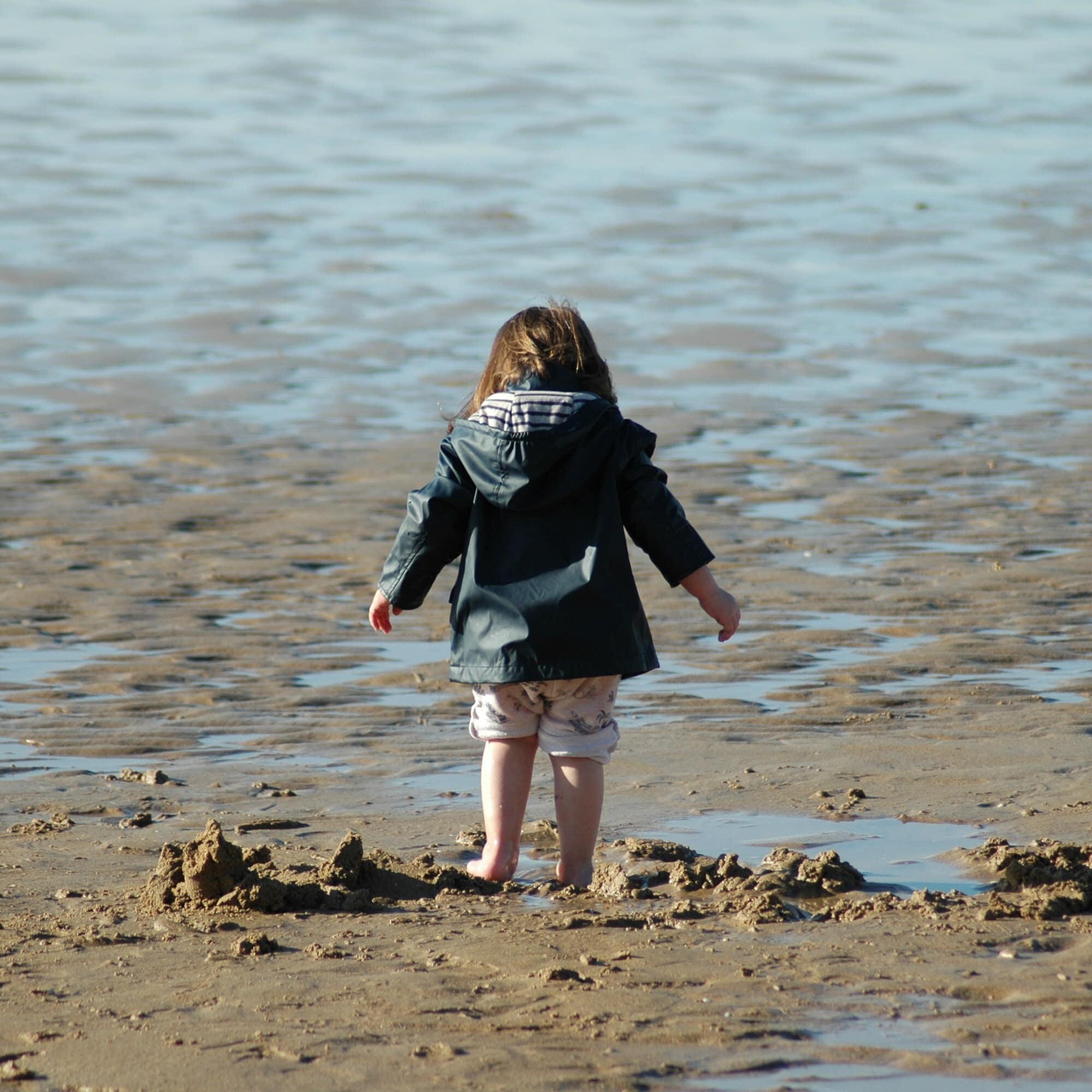 Petite fille sur la plage de Deauville