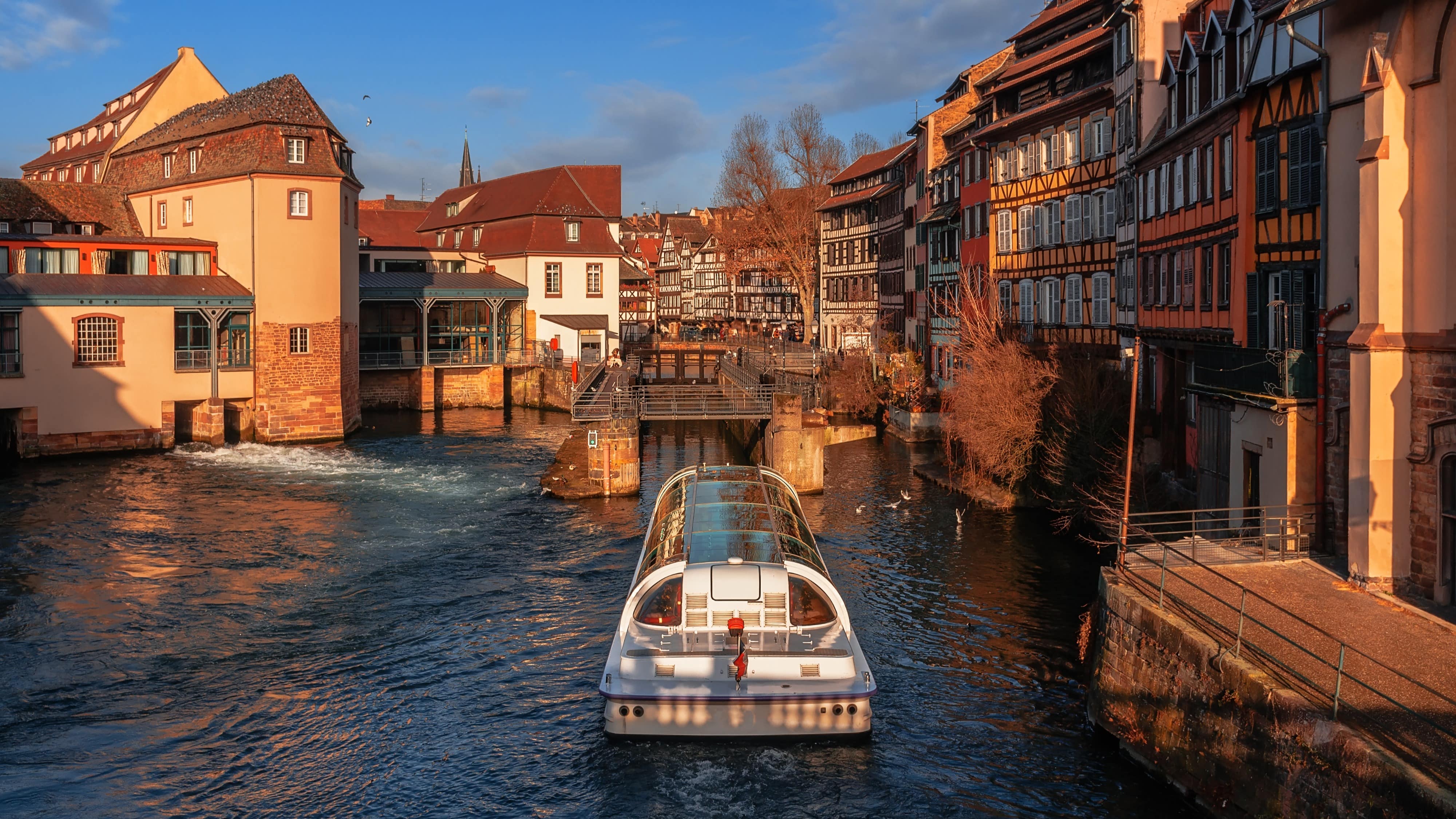Vue sur un bateau électrique sur les canaux de Strasbourg