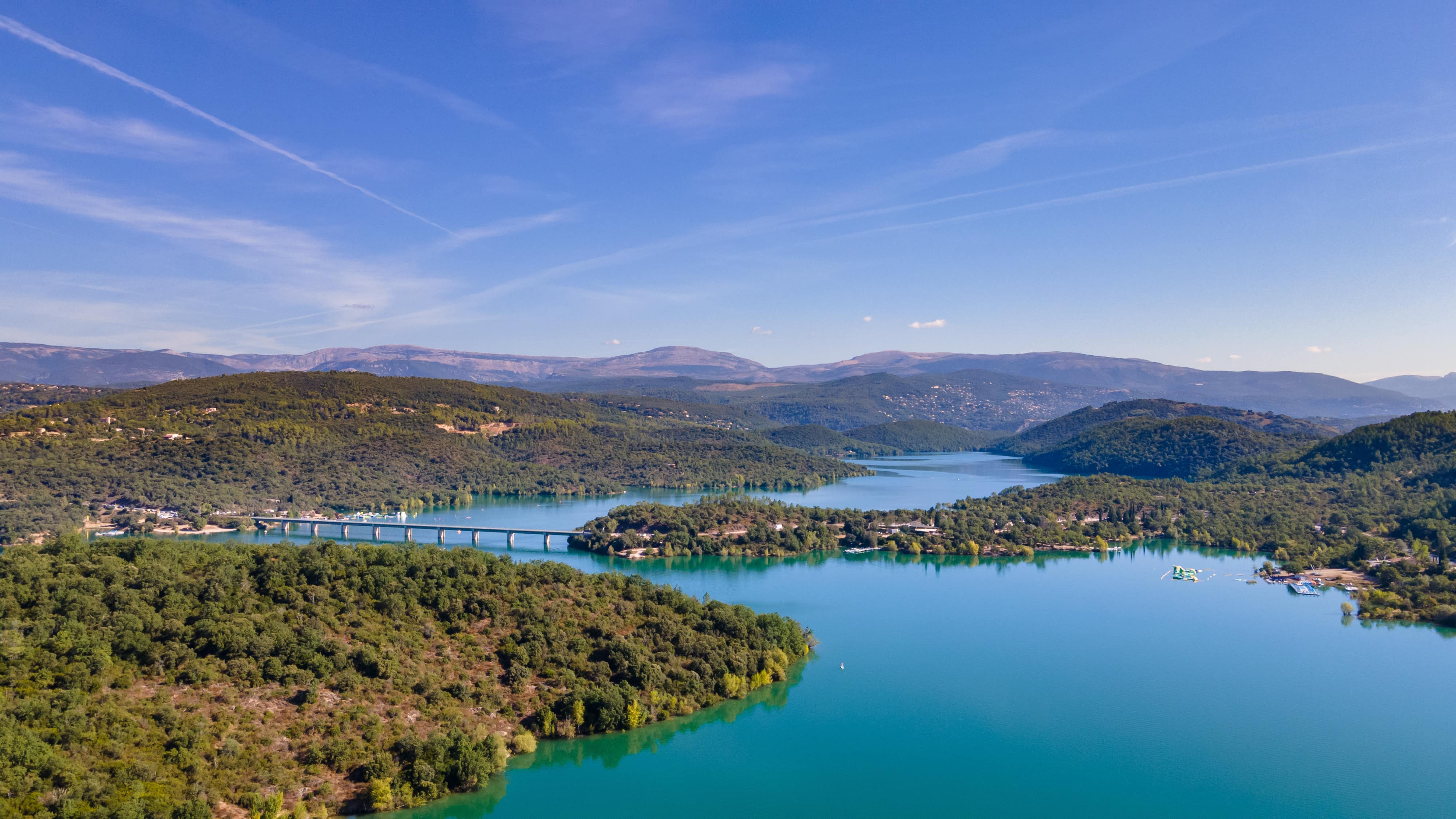Vue aérienne du lac de Saint-Cassien et des collines environnantes