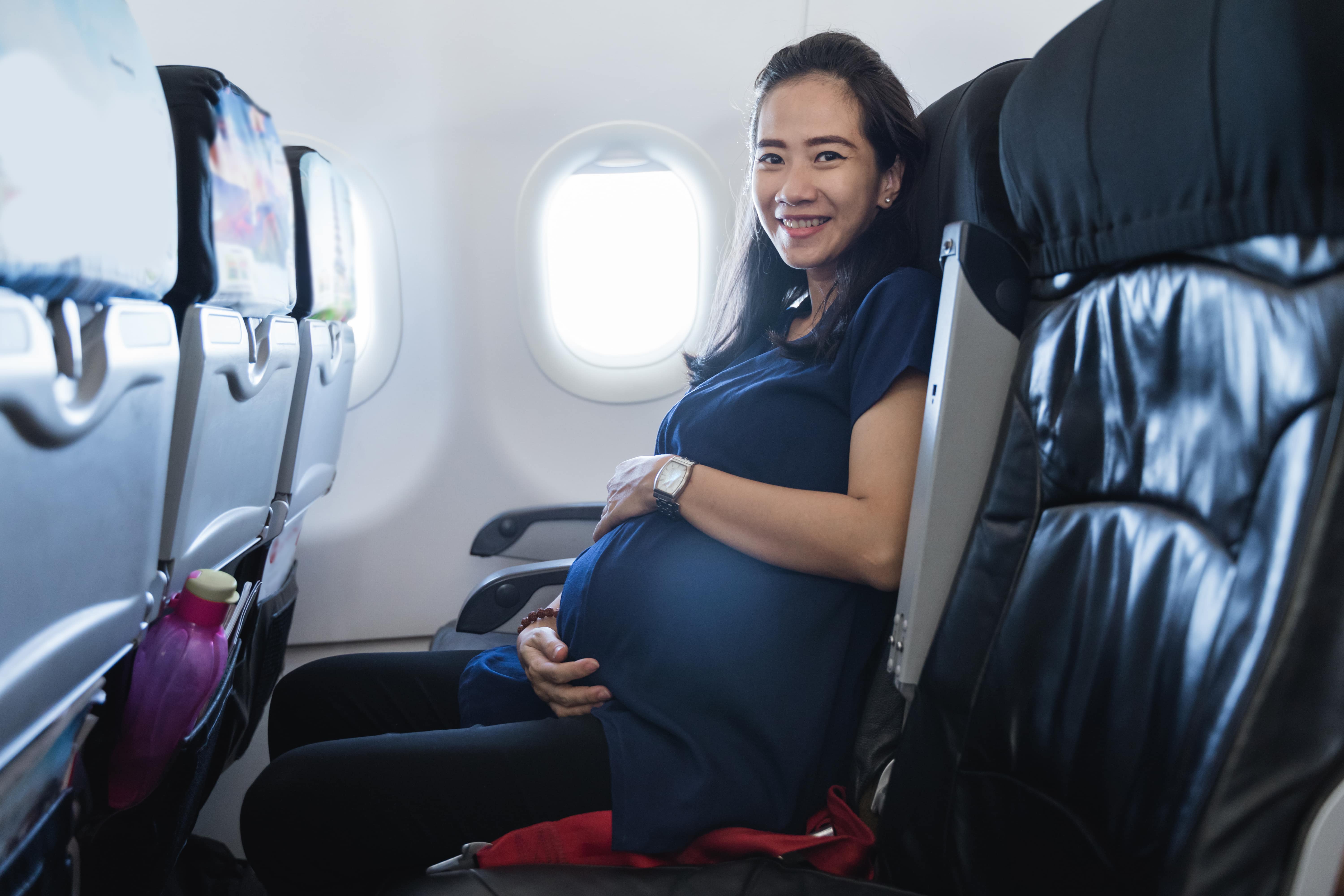 femme enceinte dans un avion