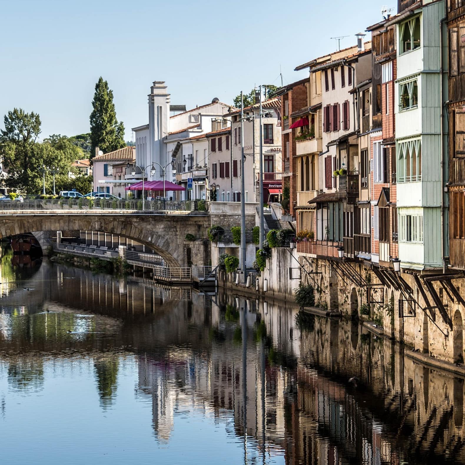 Rivière qui coule au pied des façades au centre ville de Castres, bijou méconnu d'Occitanie