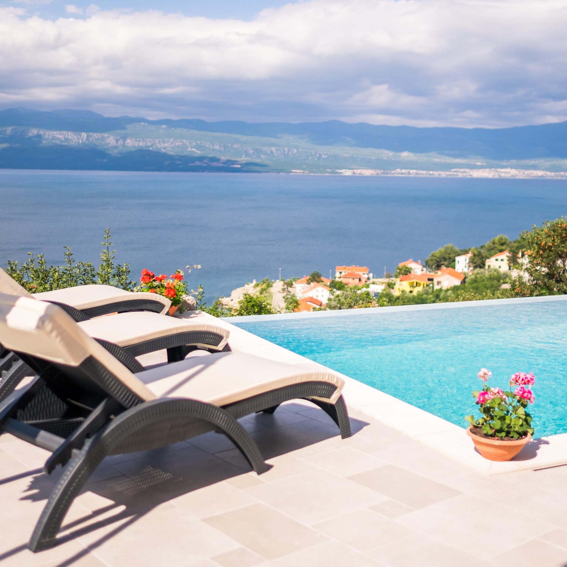 Grandioser Meerblick über den Dächern von Vrbnik in einer Luxus-Villa mit Infinity-Pool auf der Insel Krk
