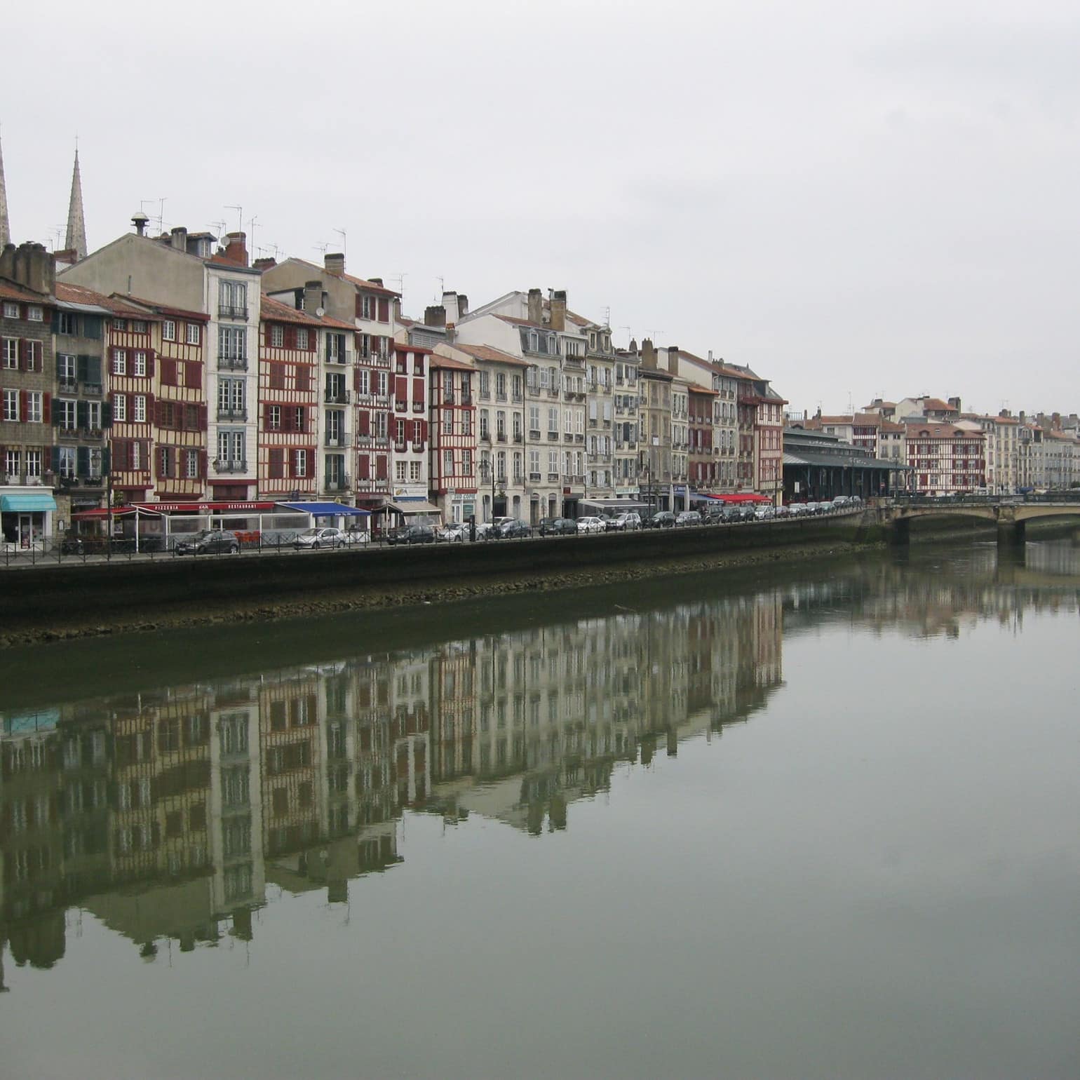 Au bord de la rivière, les bâtiments du centre-ville de Hendaye