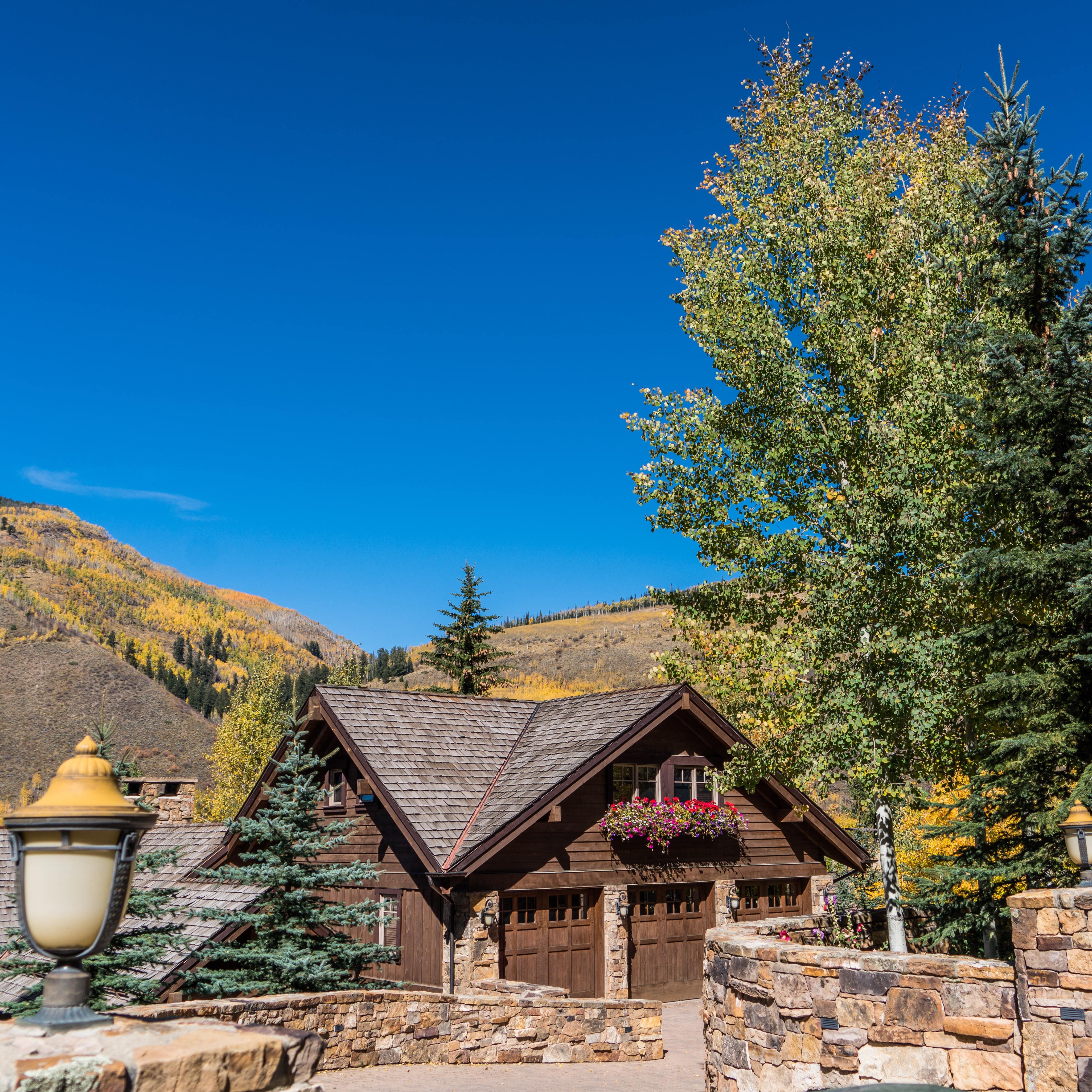 Un petit chalet en bois au bout d’une allée de pierres en pleine montagne