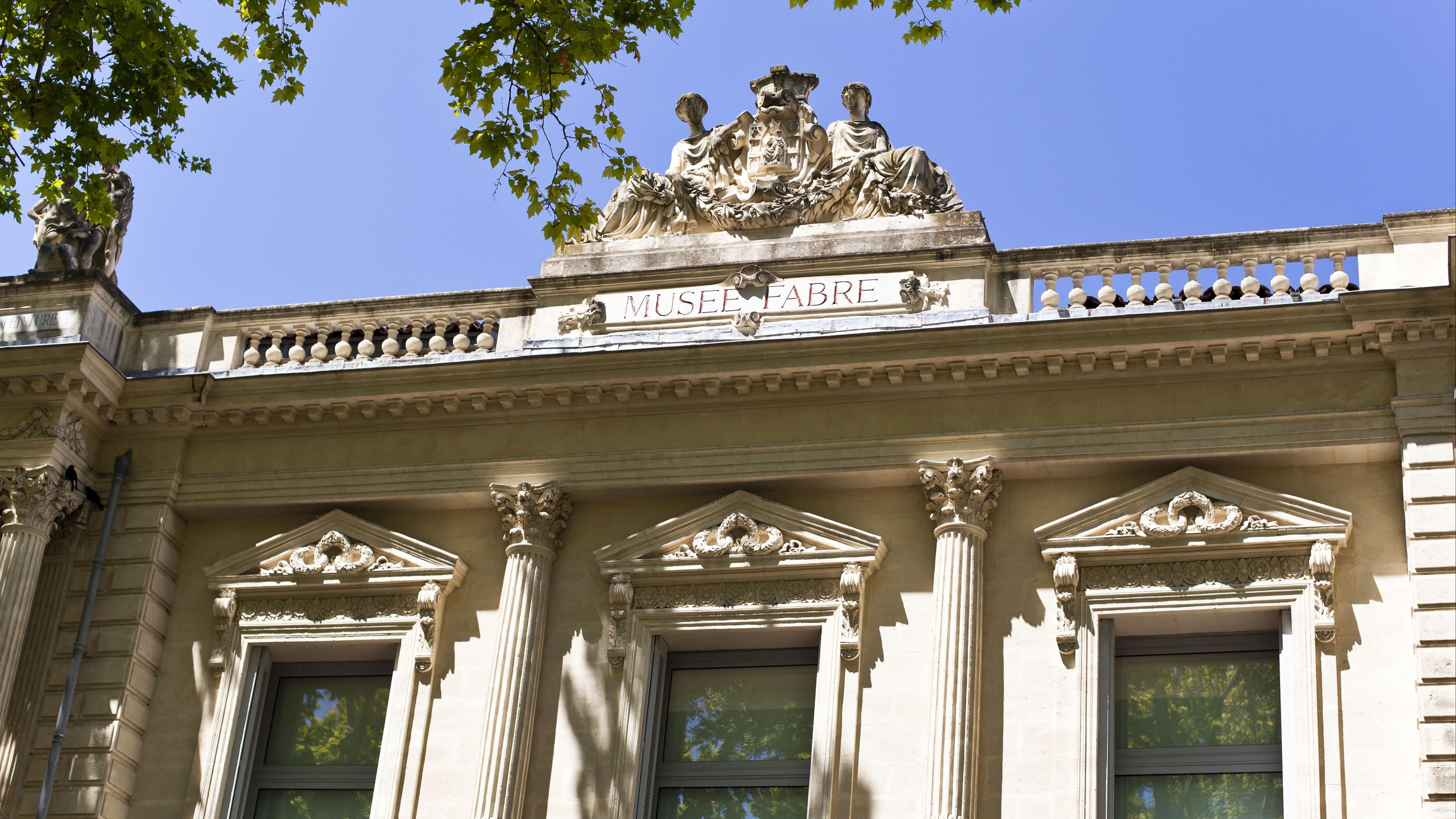 Vue d'en bas sur le haut de la façade ornée du musée Fabre à Montpellier