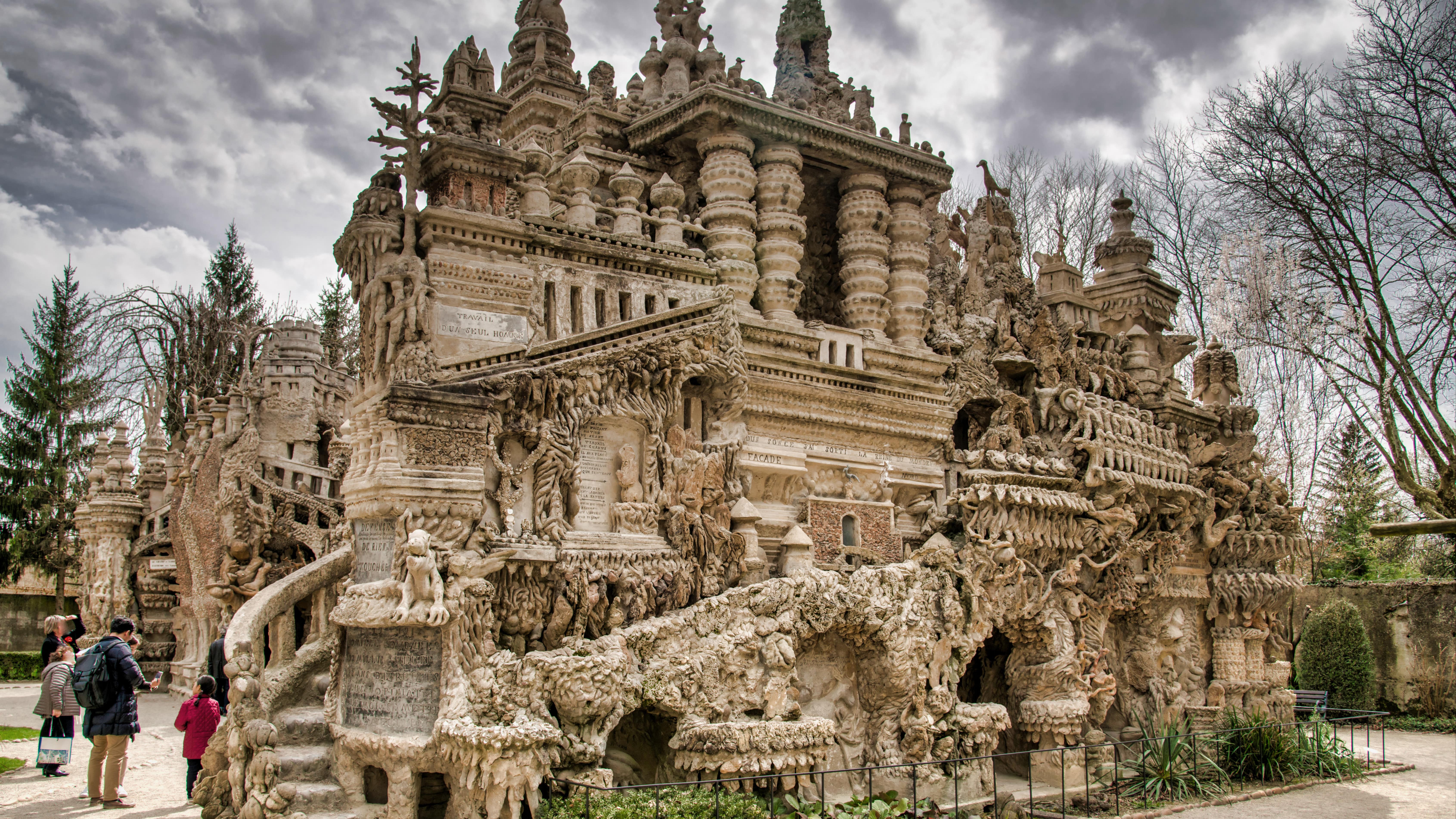 Des familles devant le palais insolite érigé par M. Cheval à Hauterives dans la Drôme