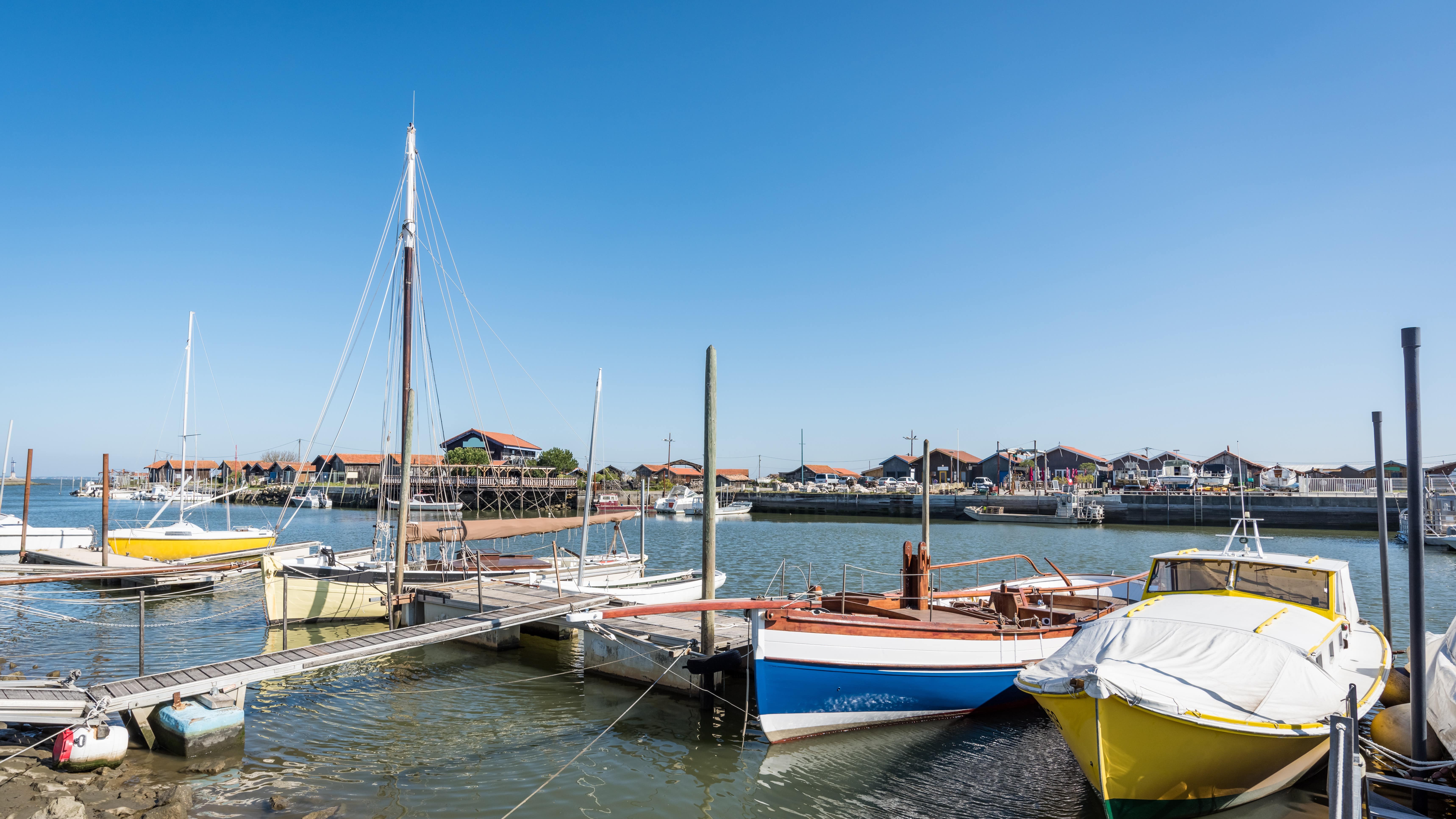 Barques de pêcheurs au port de Larros dans le bassin d’Arcachon