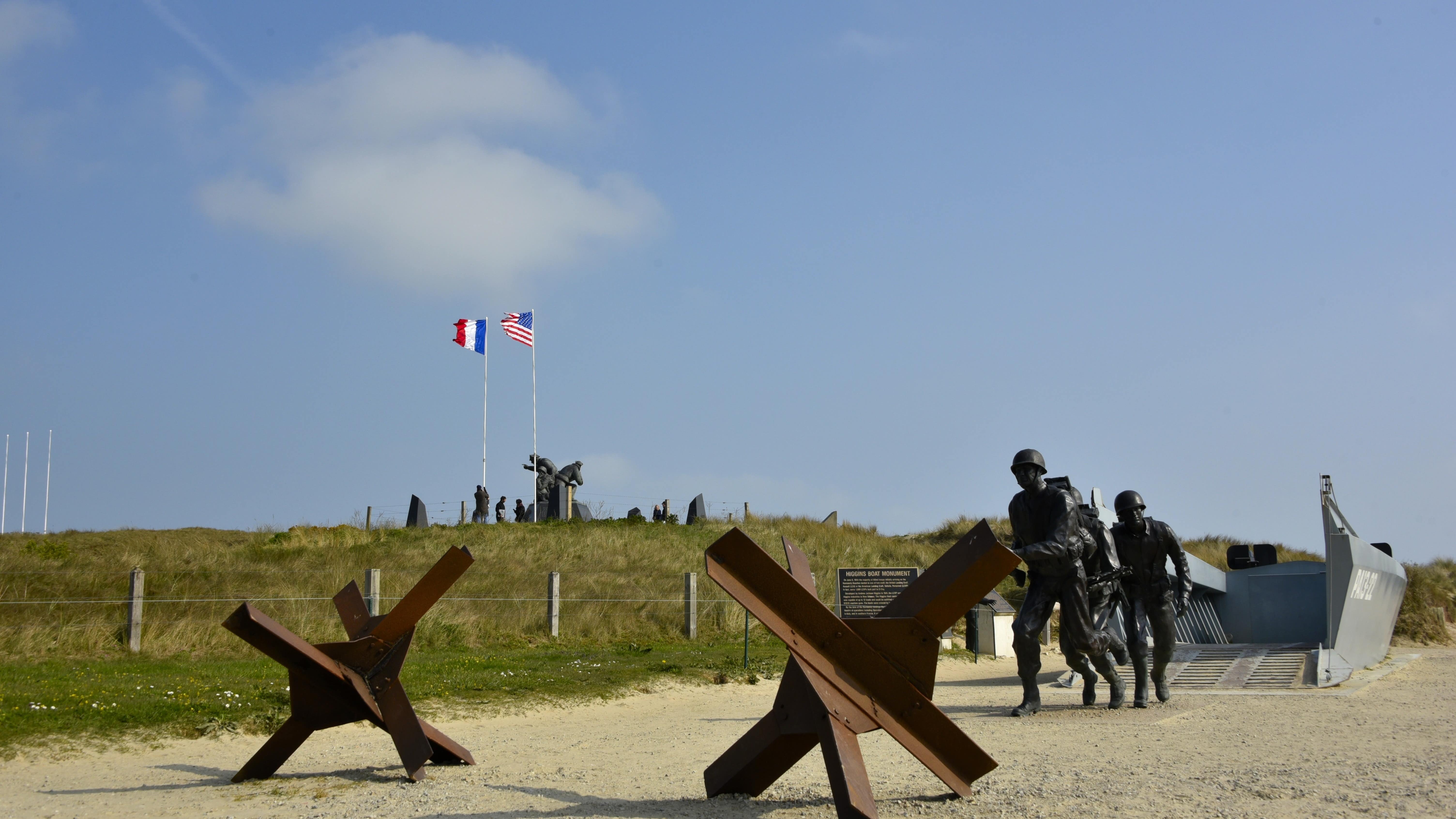 Statues de soldats et réplique d’une barge à côté du musée du Débarquement à Utah Beach