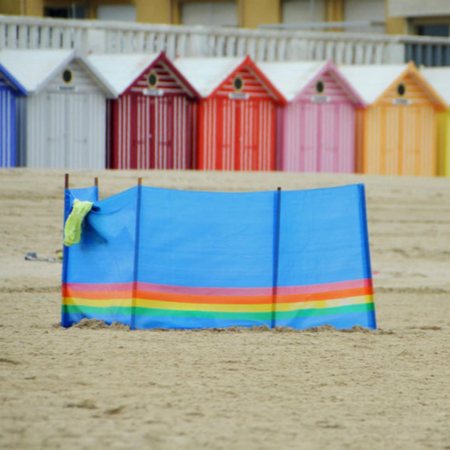 Cabanes multicolores de plage, bord de mer, location saisonnière Le Touquet