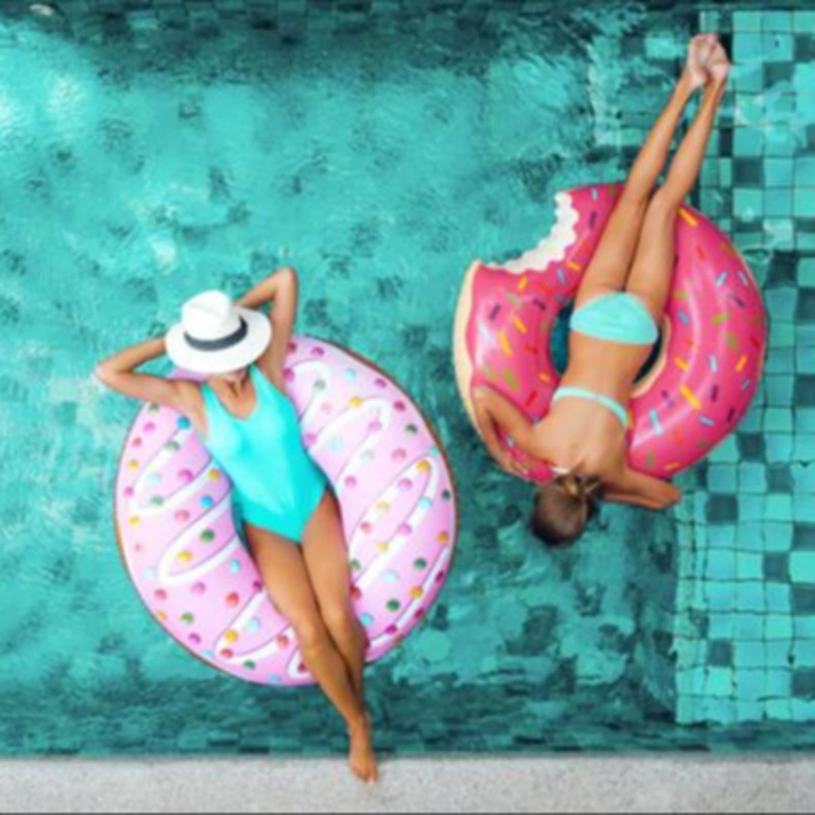 Femme et fille sur des bouées dans une piscine, villa Marseille