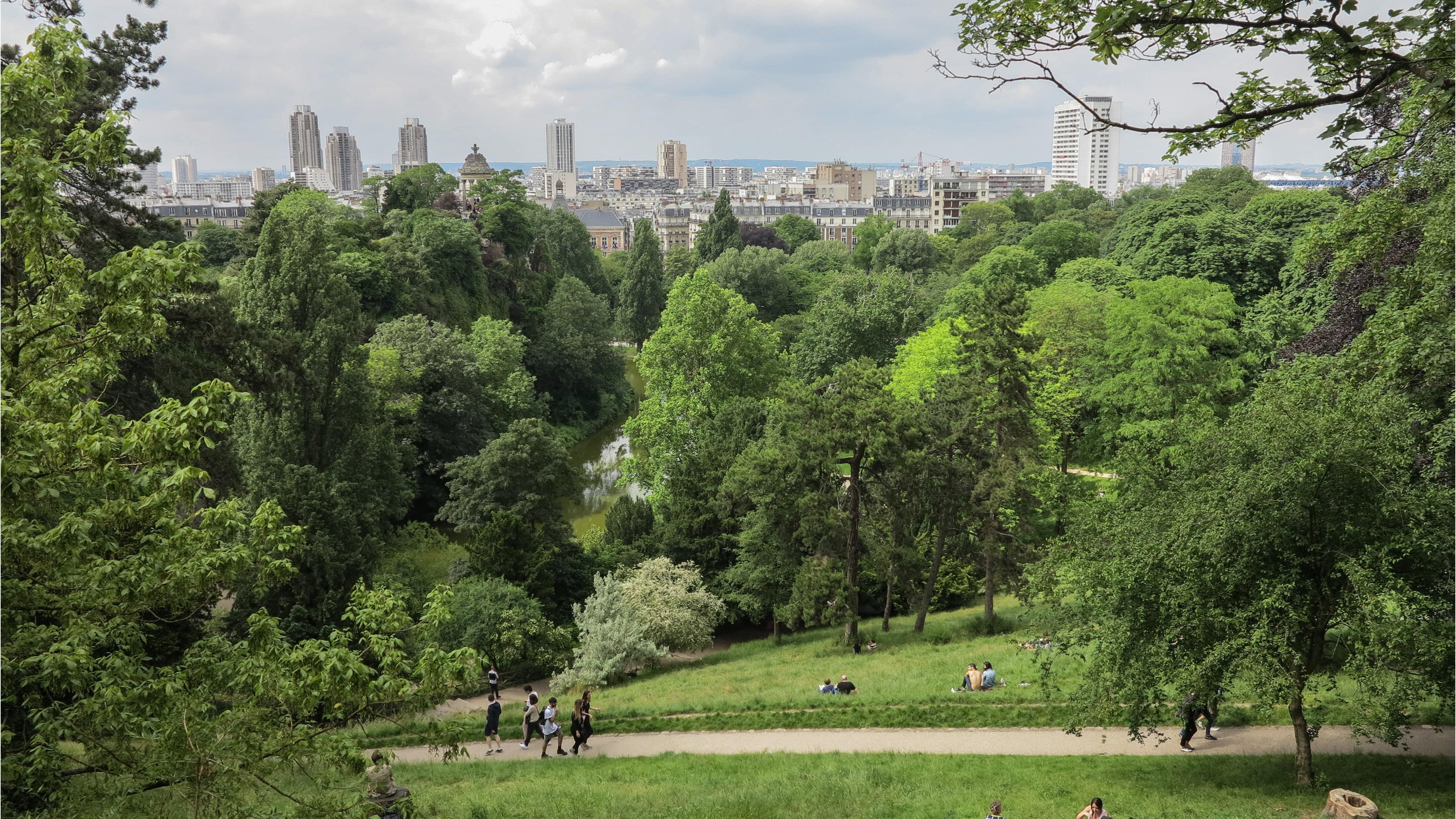 Des familles qui pique-niquent dans le jardin des Buttes-Chaumont