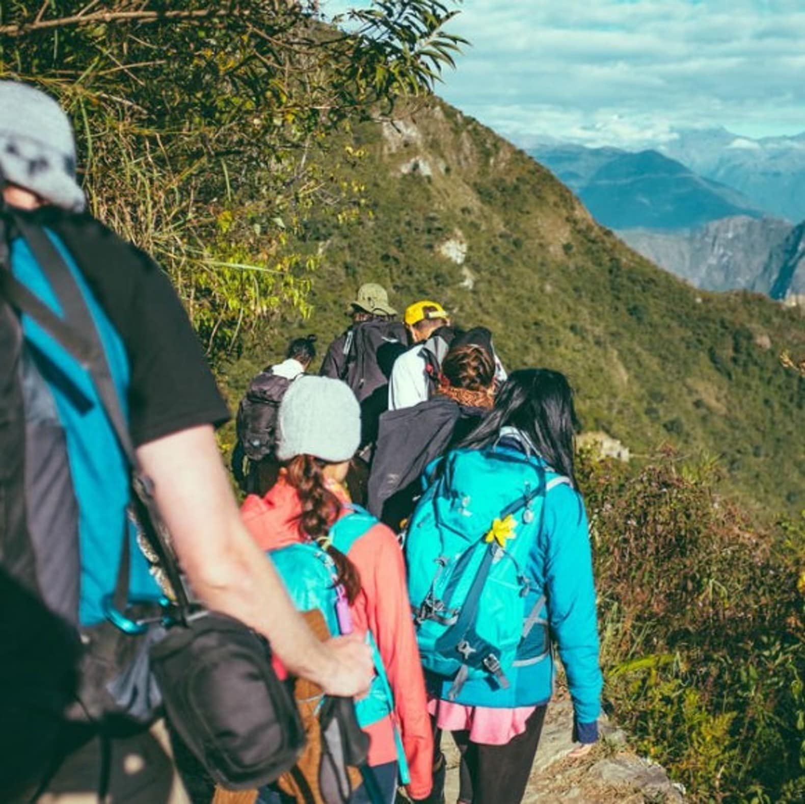 Groupe de personnes en randonnée dans la montagne, vacances en famille