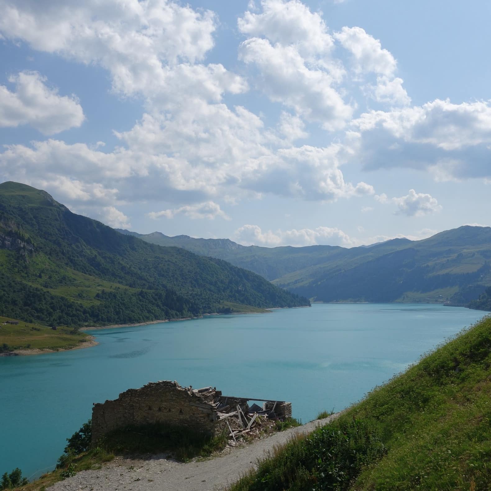 Paysage de haute montagne, vue estivale sur le magnifique lac de Roselend, à proximité d'Arêches-Beaufort, en Savoie