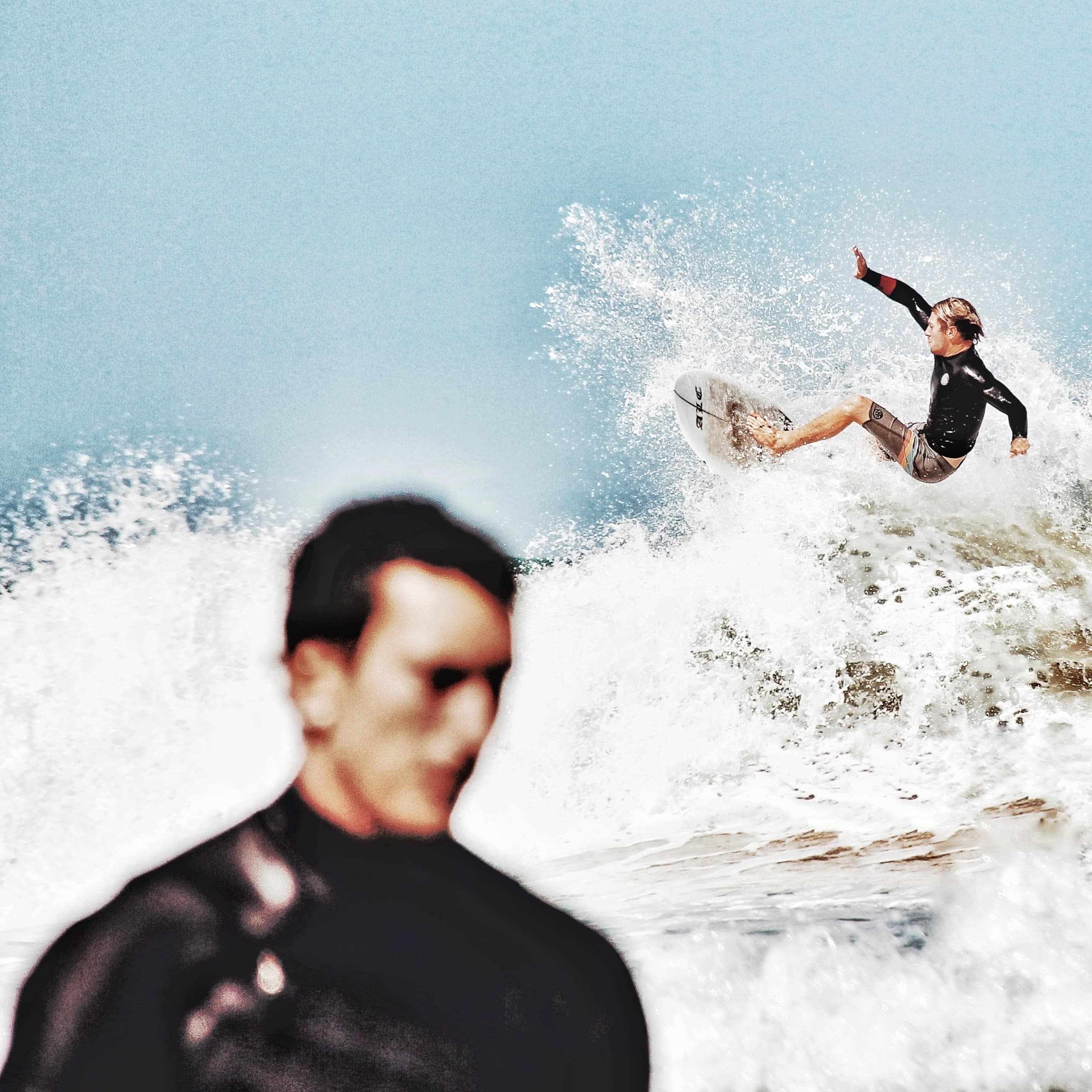 Deux hommes faisant du surf à Biarritz, France