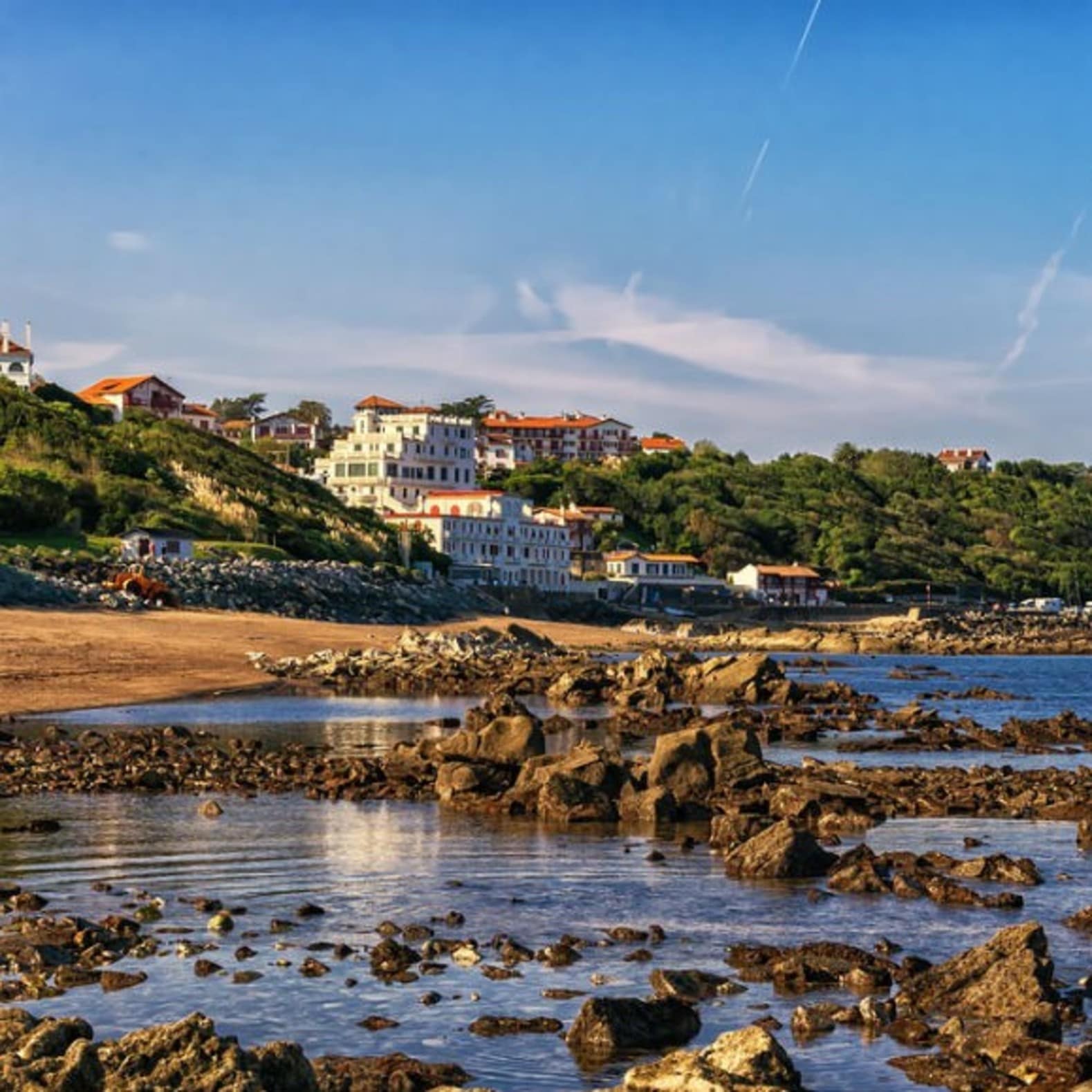 Plage en Bretagne, maisons, rochers, vacances pas cher en famille