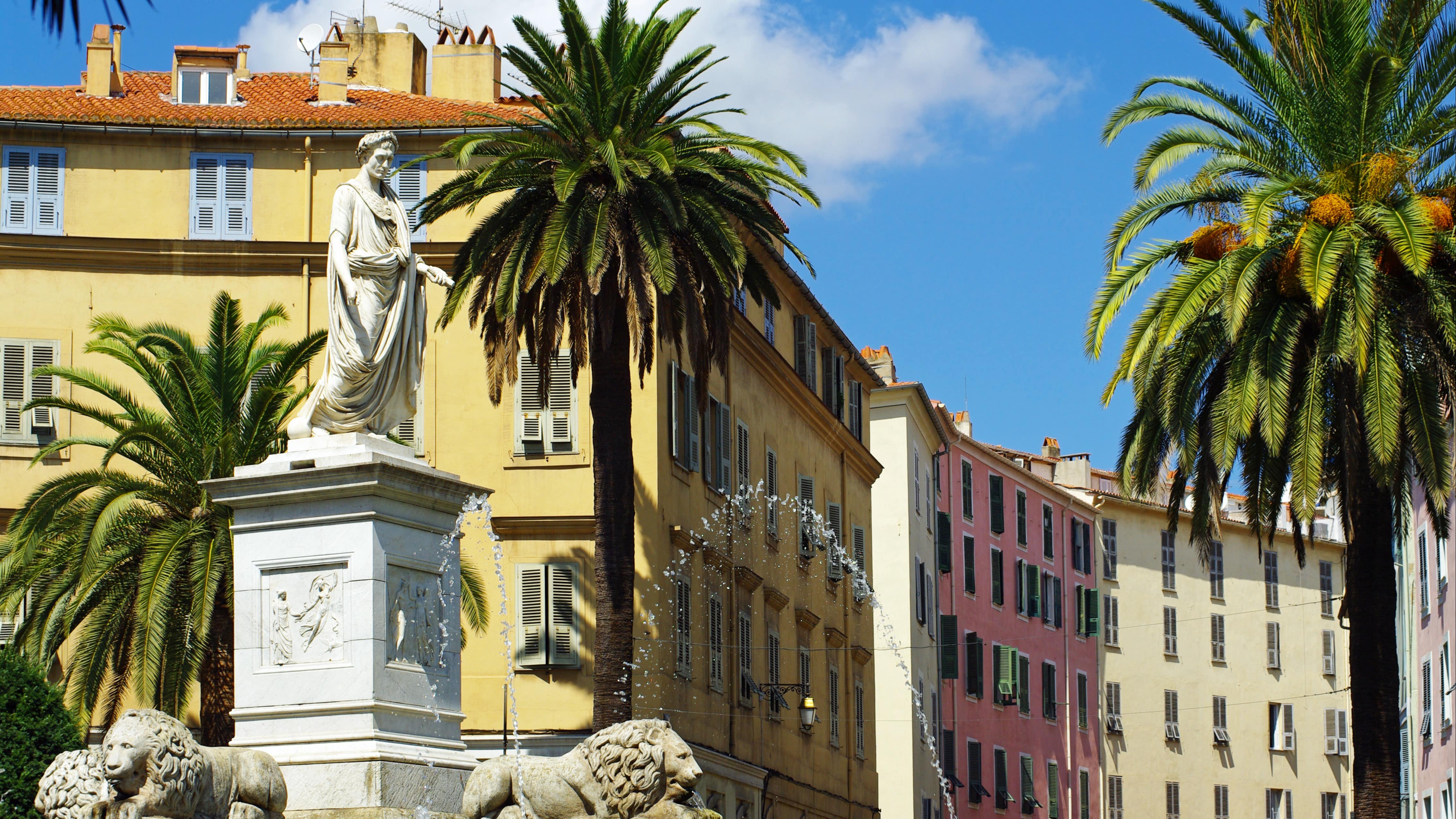 Vue sur une statue de Napoléon à Ajaccio, maisons colorées en arrière-plan