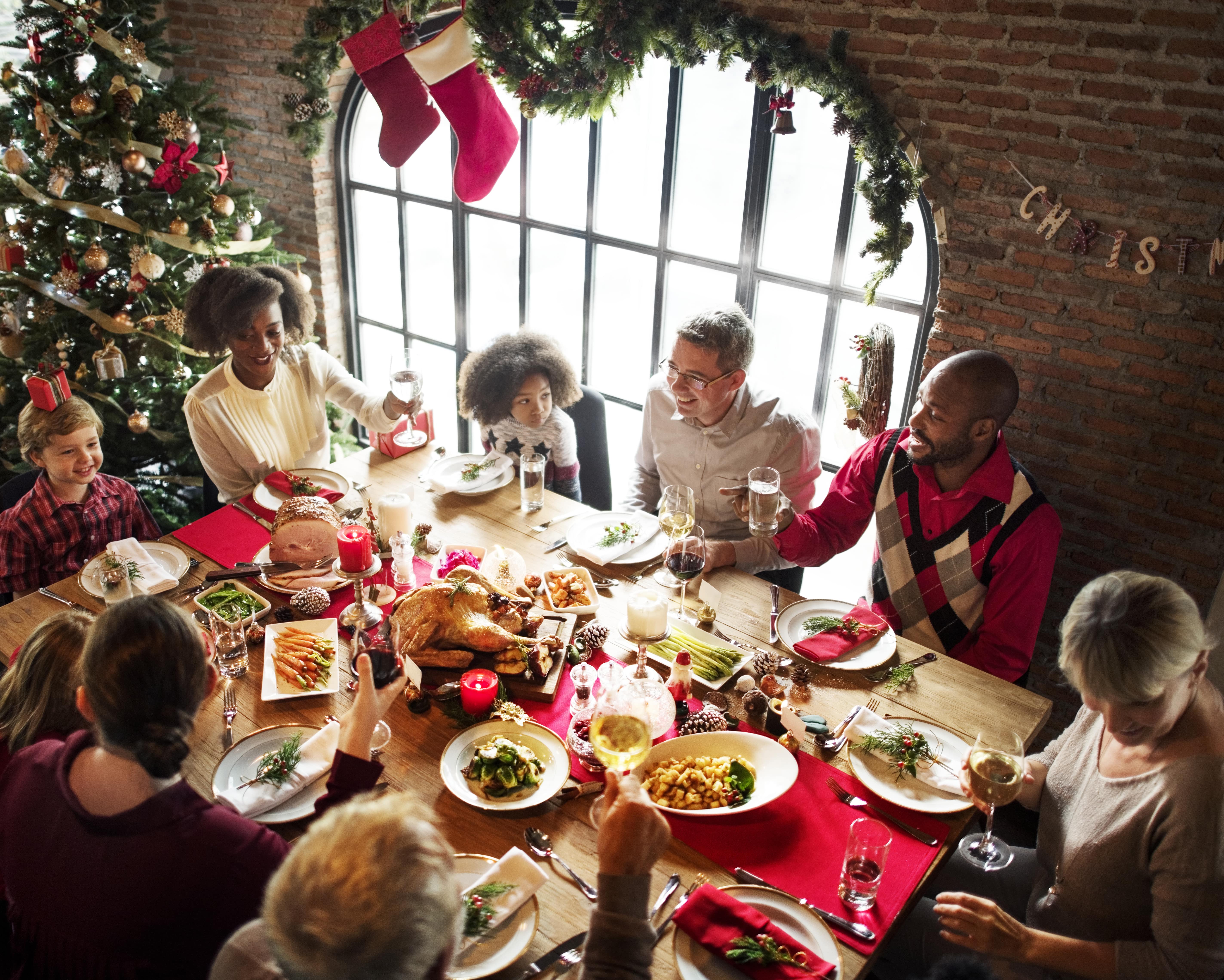 famille célébrant Noël ensemble dans un beau chalet