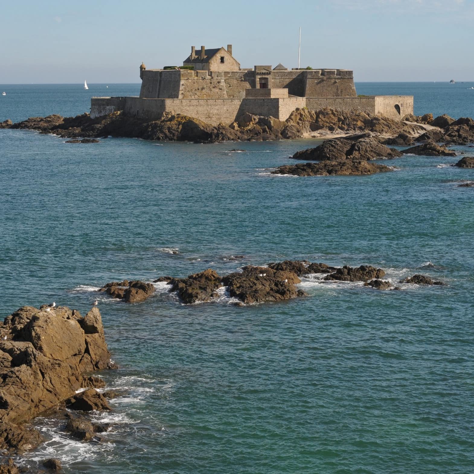 Fort en pierre bleue, perché sur un rocher au large de Saint-Malo