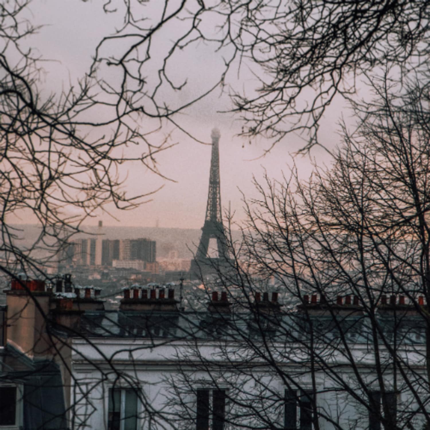 La neige tombe sur la tour Eiffel