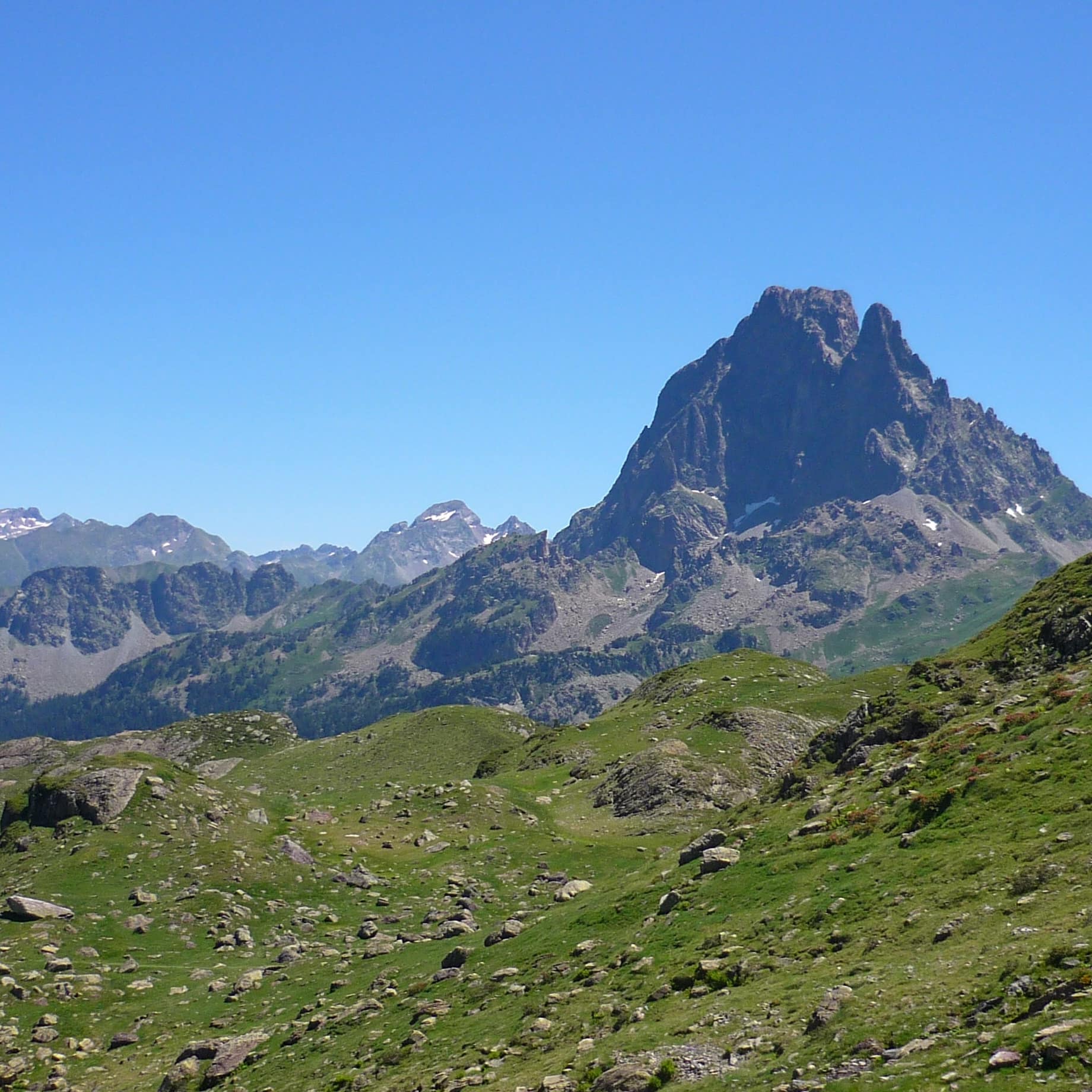 Une chaîne de montagnes dans les Pyrénées en été