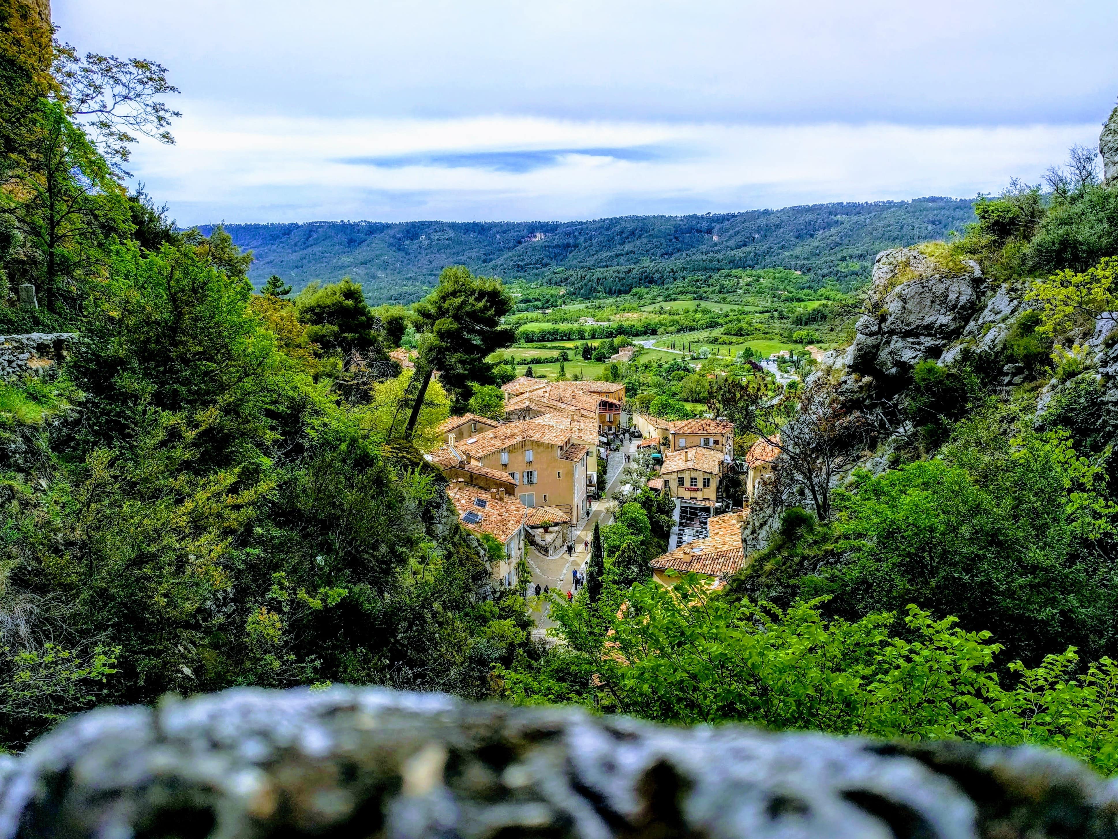 Moustiers-Sainte-Marie, photo by Simone Olckers on Unsplash