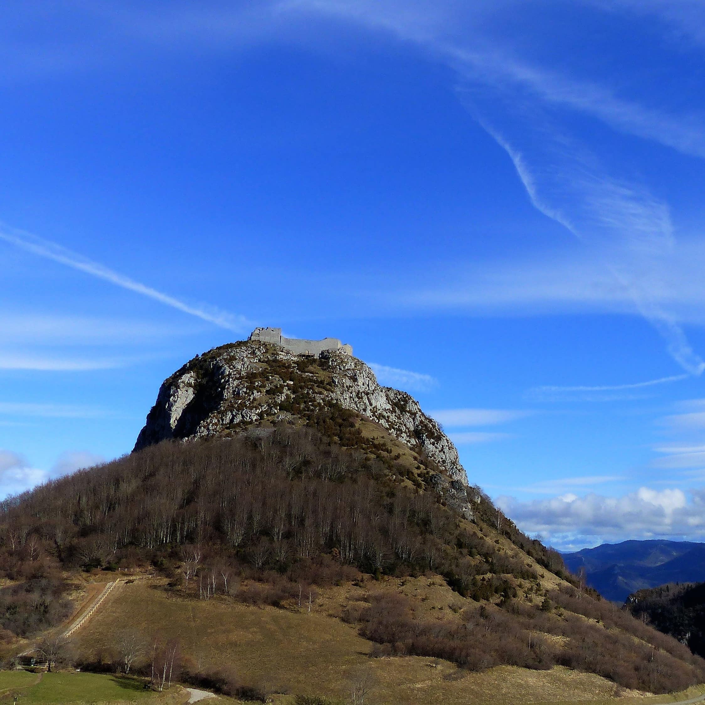 Montségur, dernier refuge des hérétiques cathares, écrasés par la Croisade de Simon de Montfort