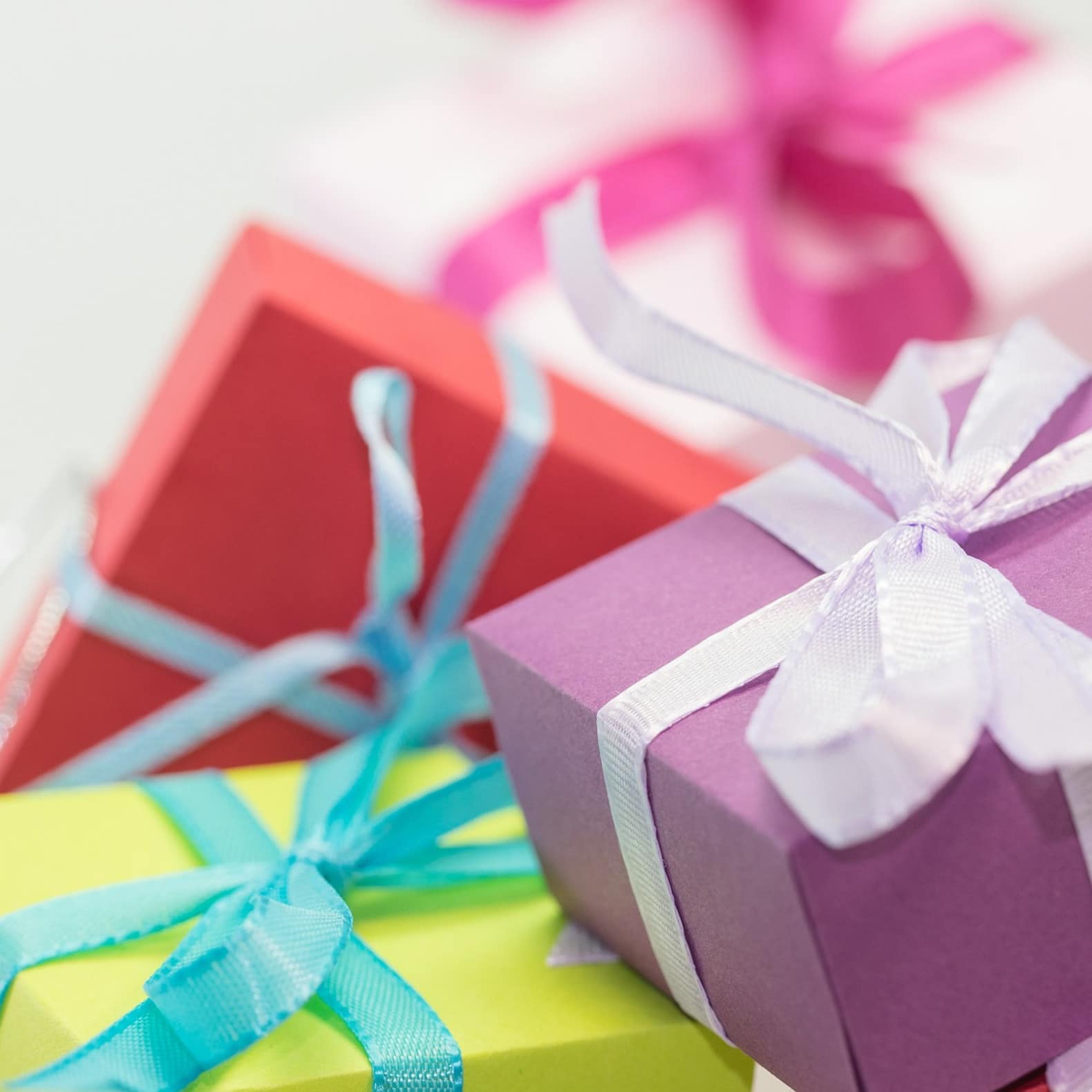 Cadeaux d'anniversaire soigneusement emballés