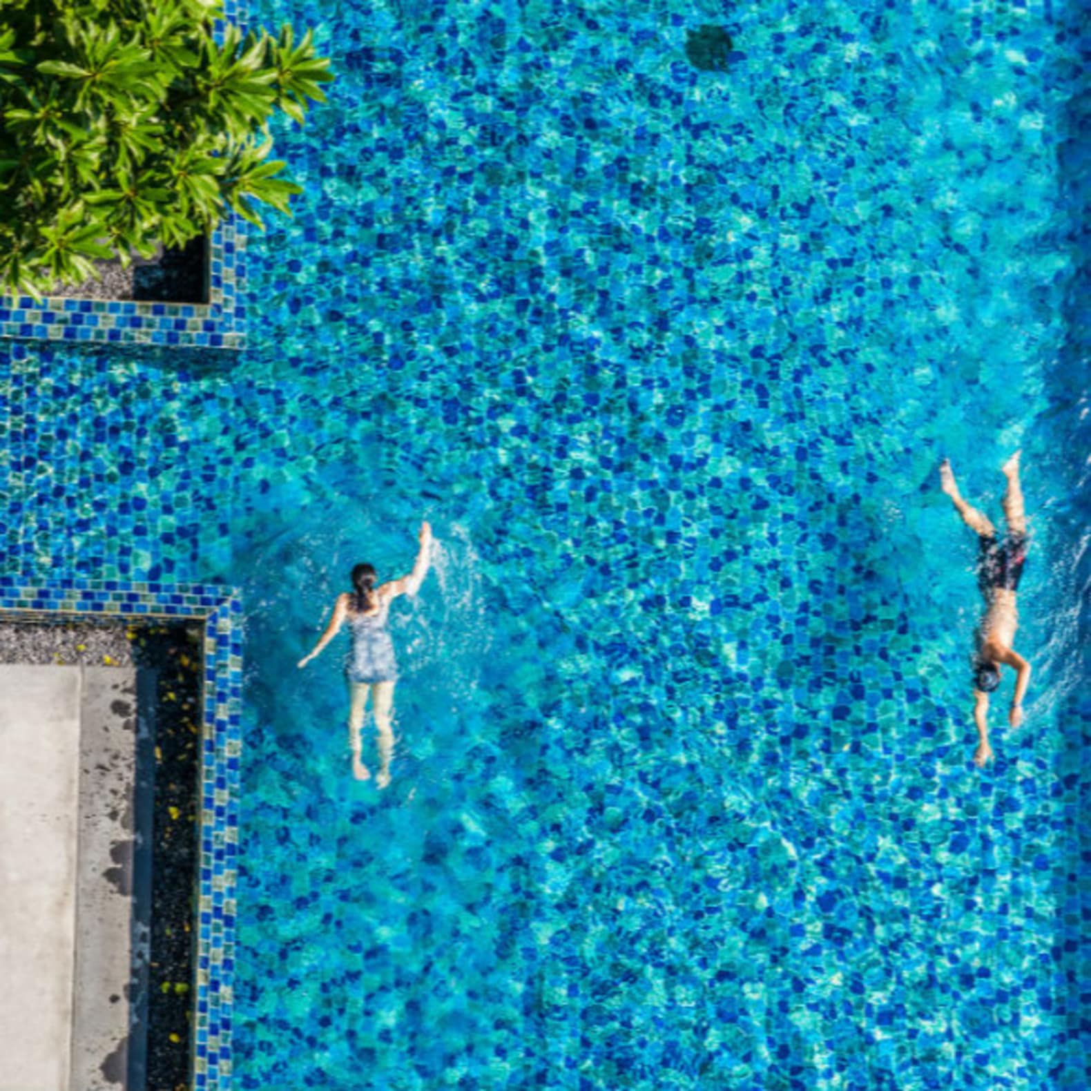 Deux personnes nageant dans une piscine, vue du haut, location maison piscine Espagne