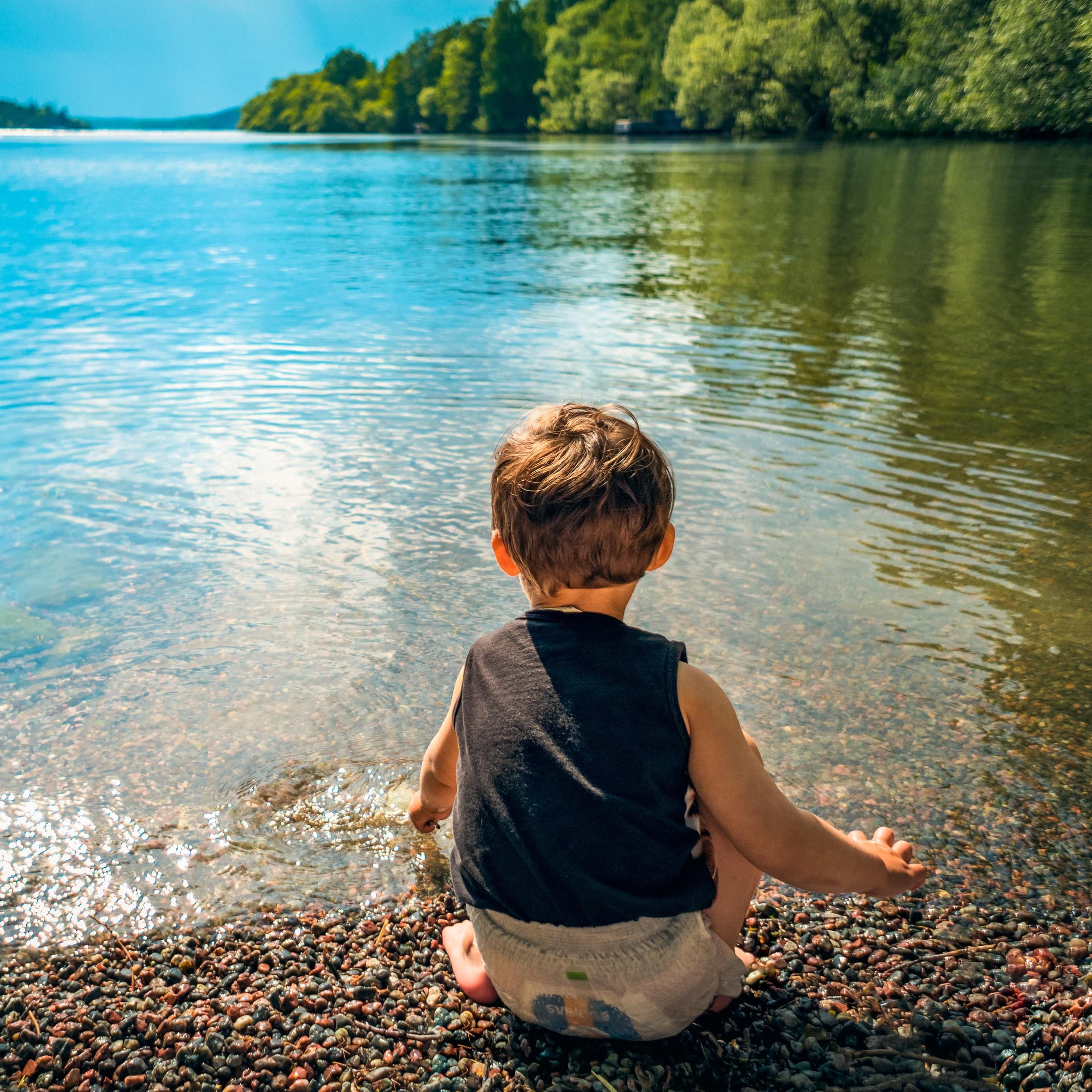 Bébé au bord d’un lac, vacances avec bébé