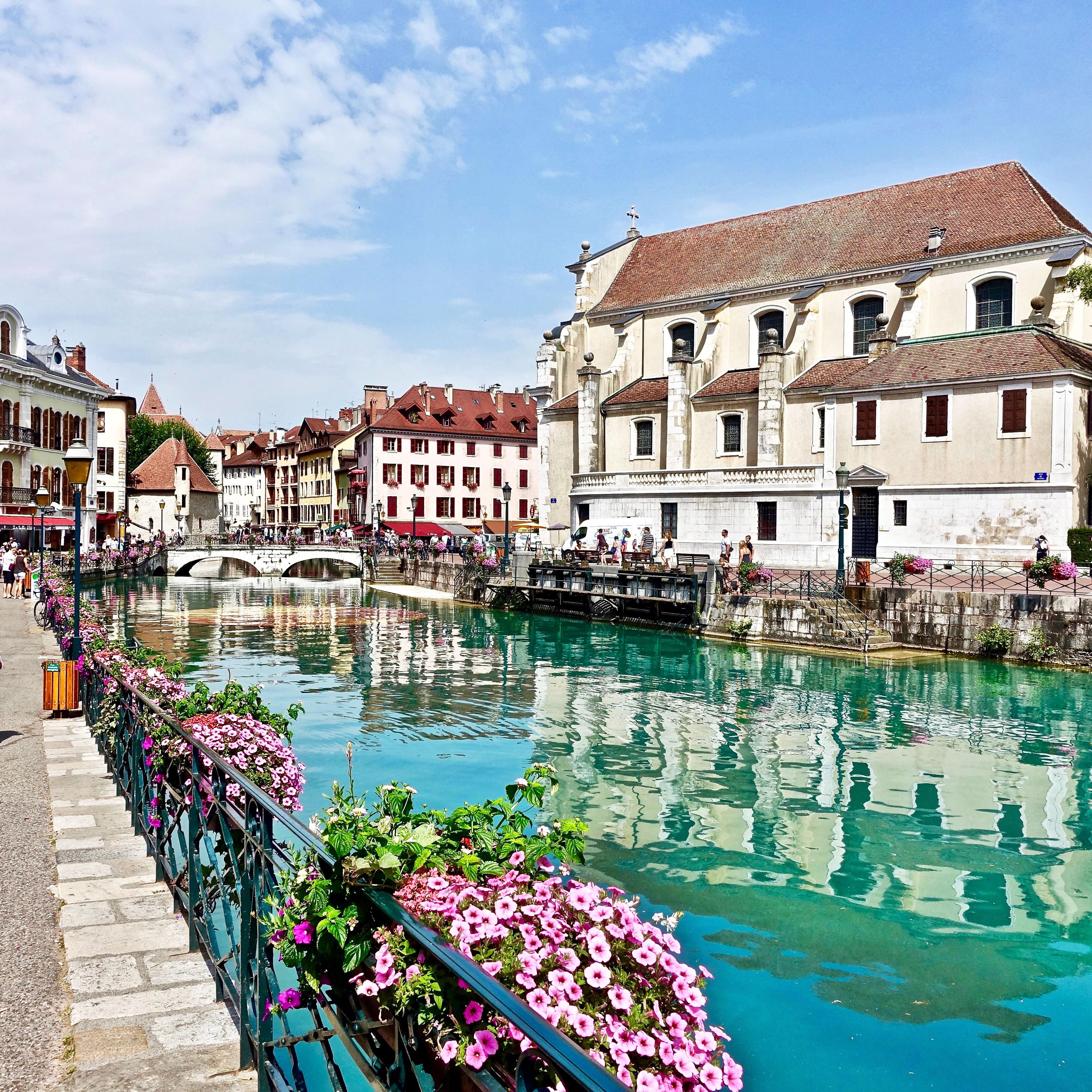 Gîtes à Annecy : ruelles pavées, canaux sinueux, maisons couleur pastel… Un authentique paysage pittoresque s’offre à vous