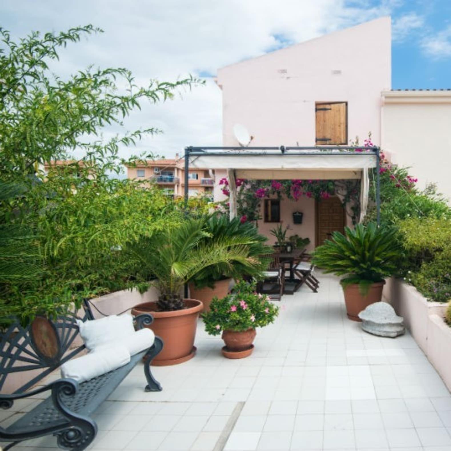 Villa, arbustes tropicaux, terrasse couverte, villa Madrid