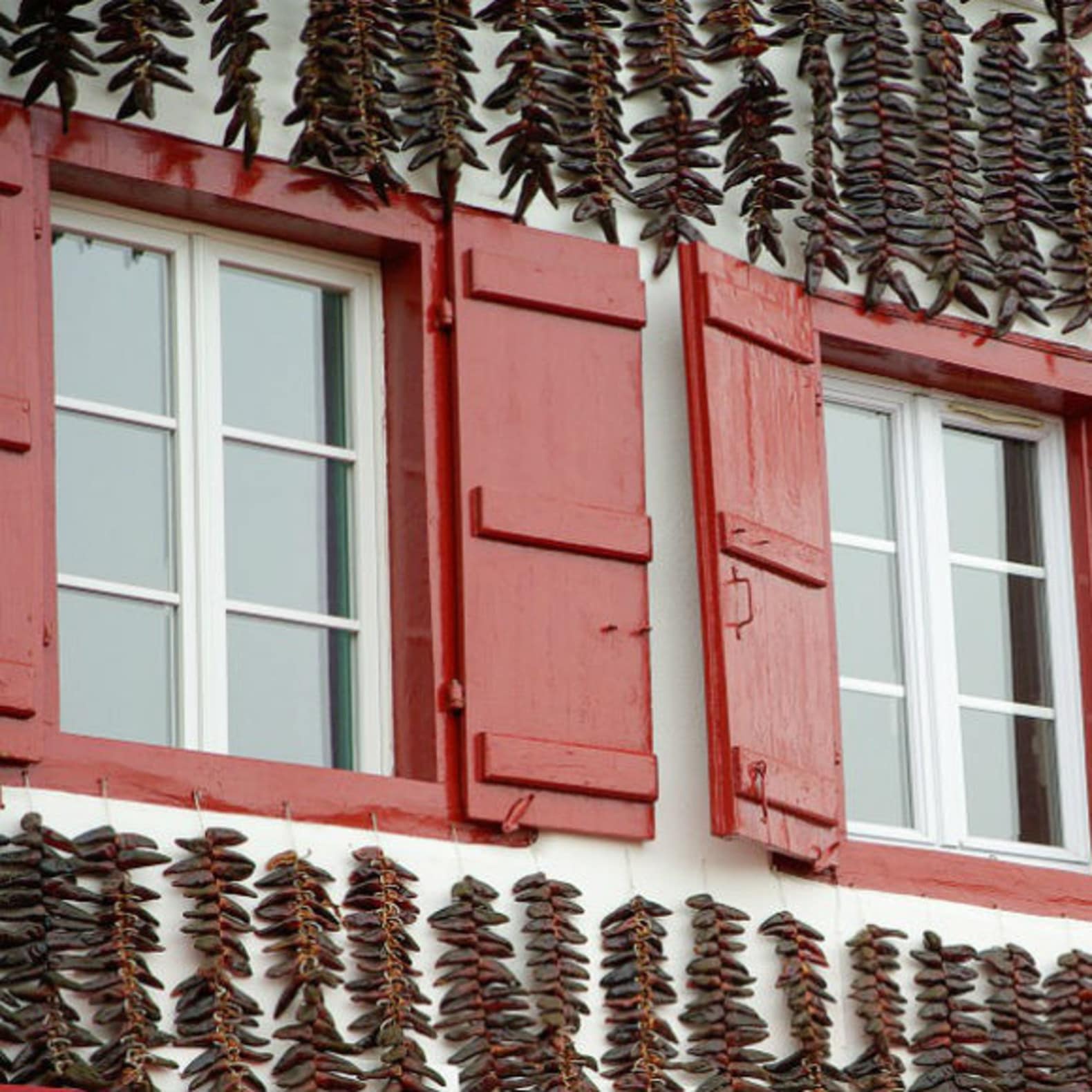 Maison, volets rouges, piments suspendus, Pays Basque, location bord de mer