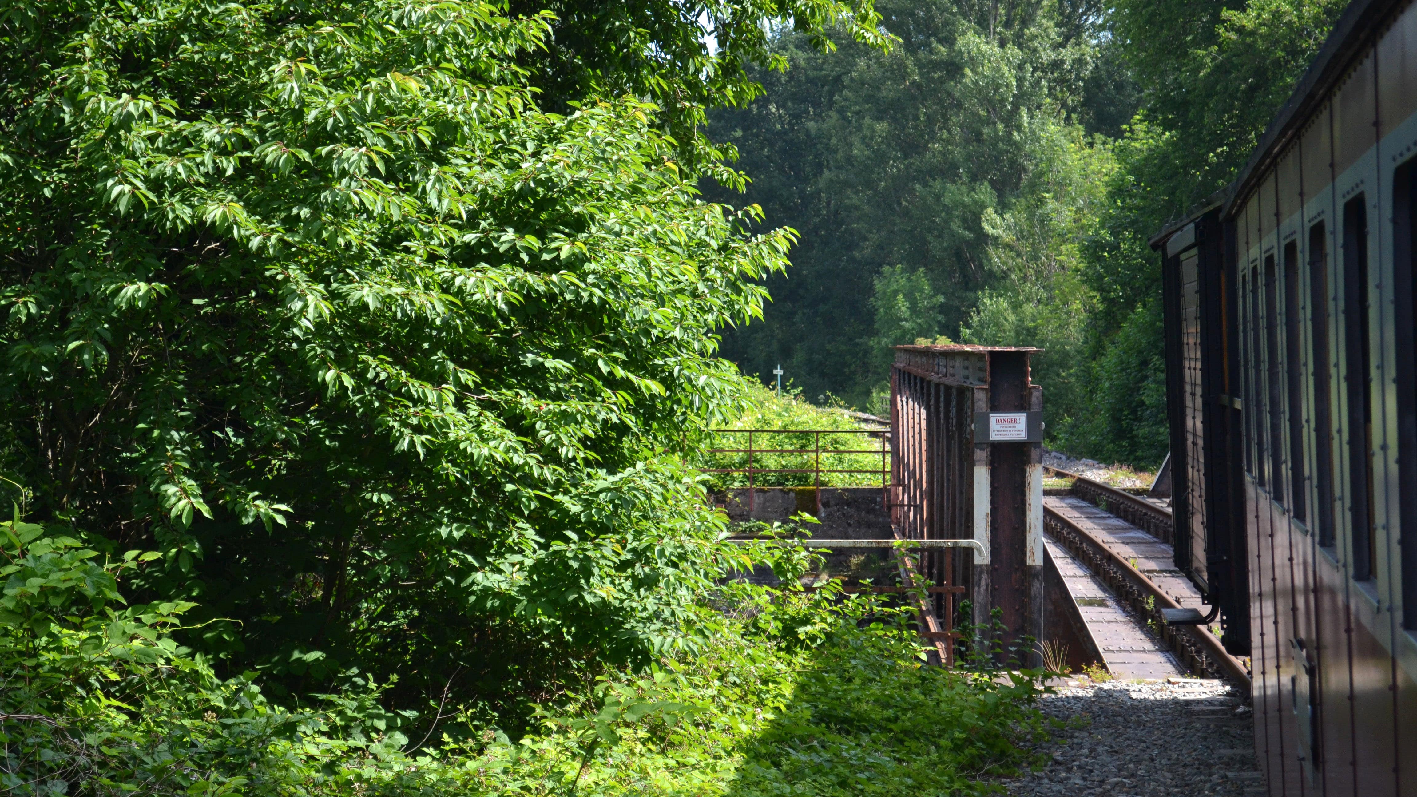 Photo prise depuis le train à vapeur touristique au niveau d’un pont dans la vallée de la Doller, en Alsace