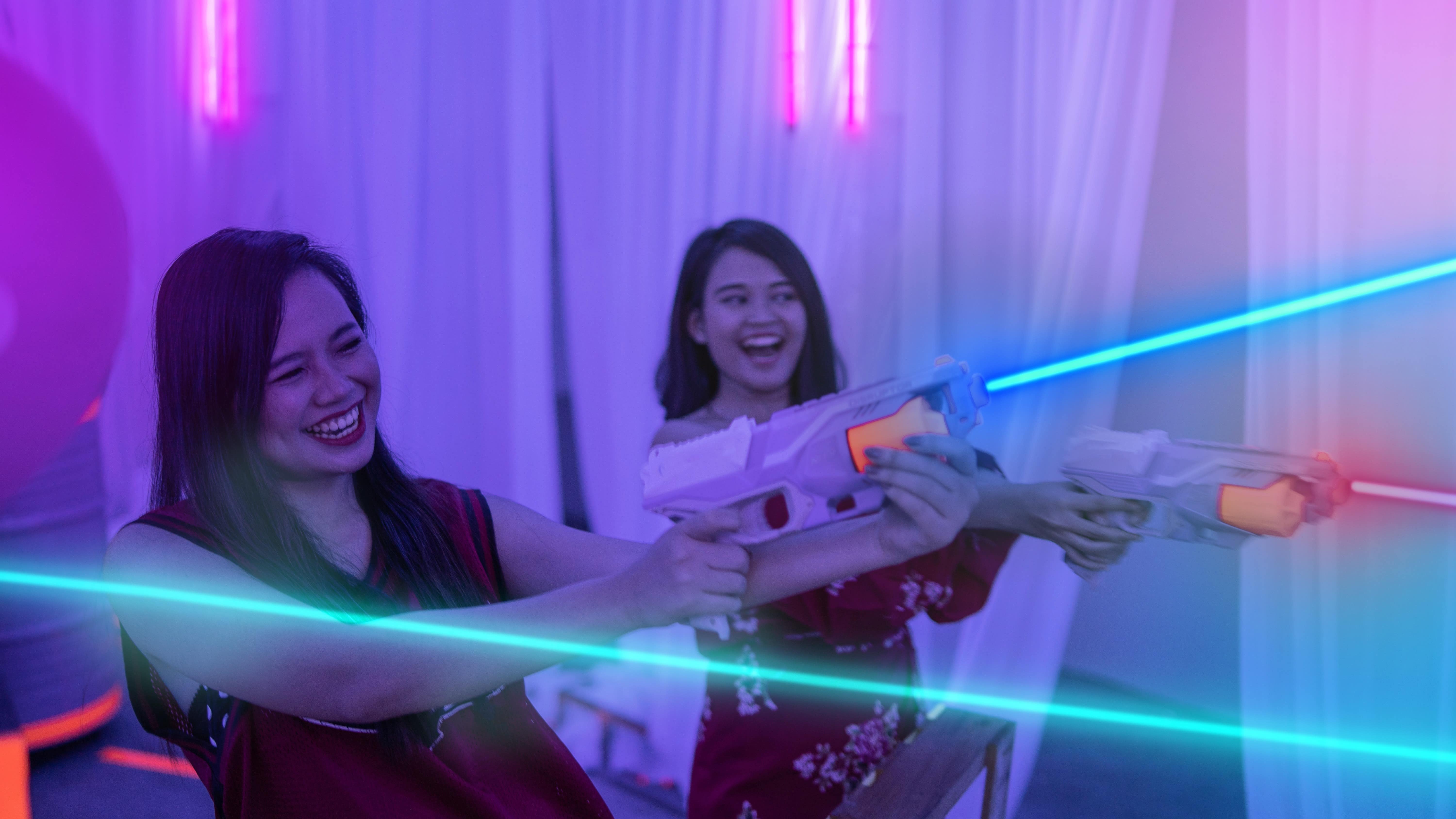 Deux fillettes jouant et riant lors d'une partie de laser game