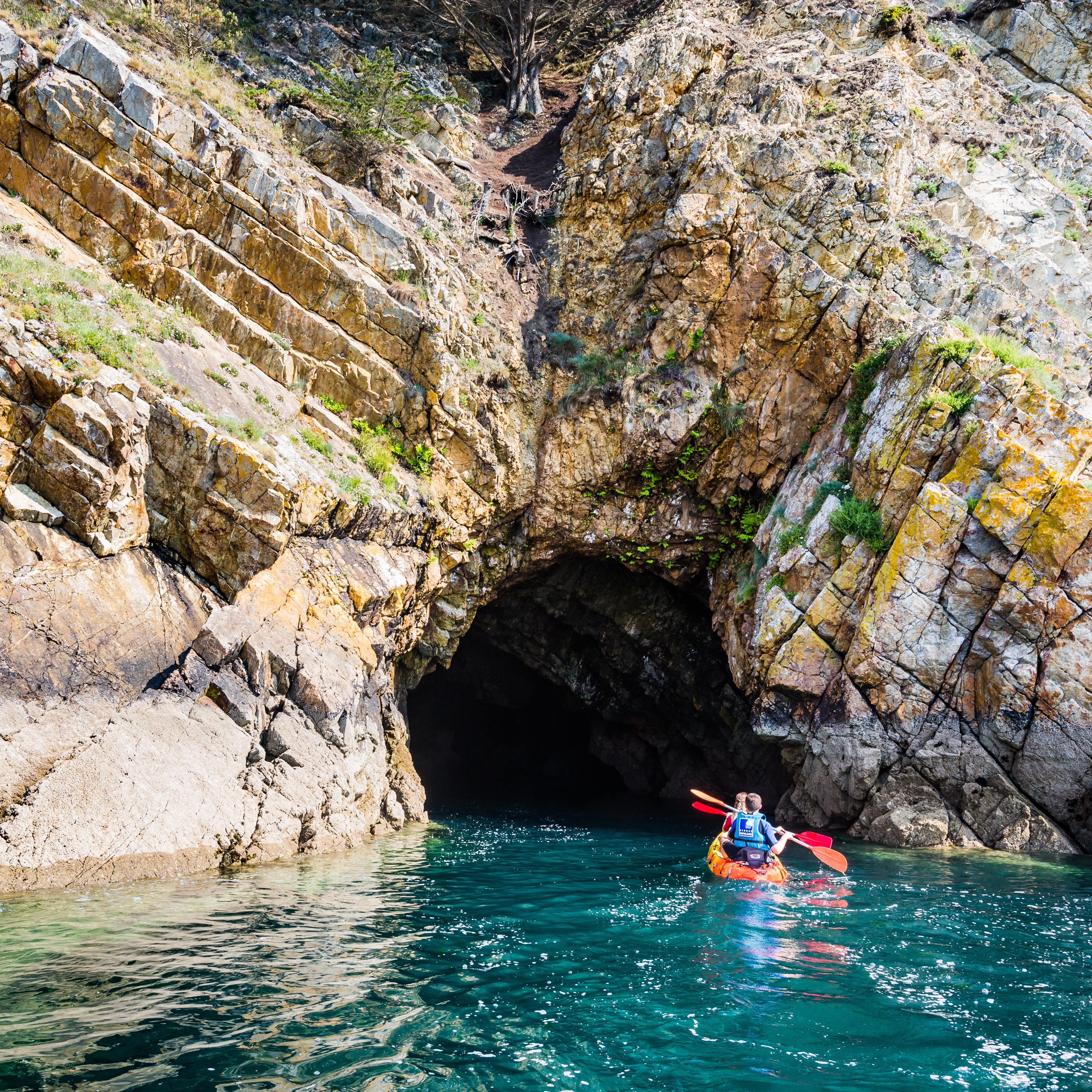 Vacances en famille dans le Finistère : balade en kayak dans les grottes de Morgat