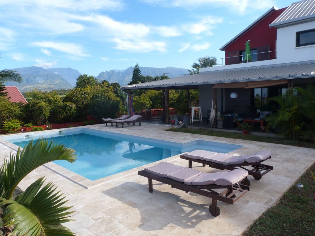 terrasse avec piscine vue sur les montagnes
