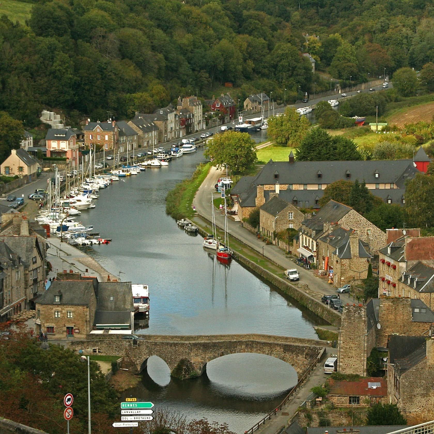 La jolie petite ville médiévale de Dinan, à 30 kilomètres en aval sur la Rance