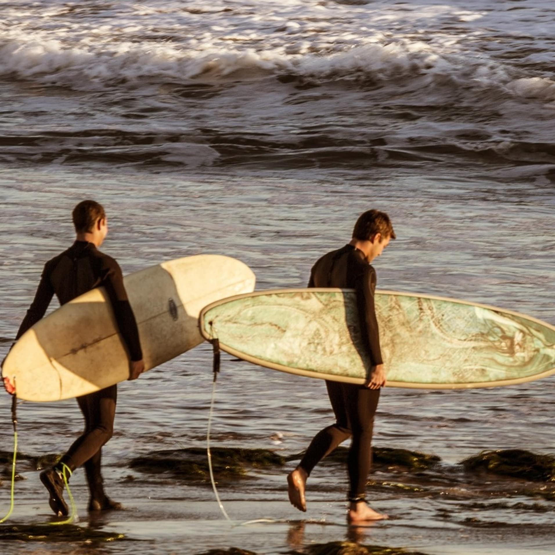 Les vagues et les rouleaux de la côte basque attirent les surfeurs du monde entier !