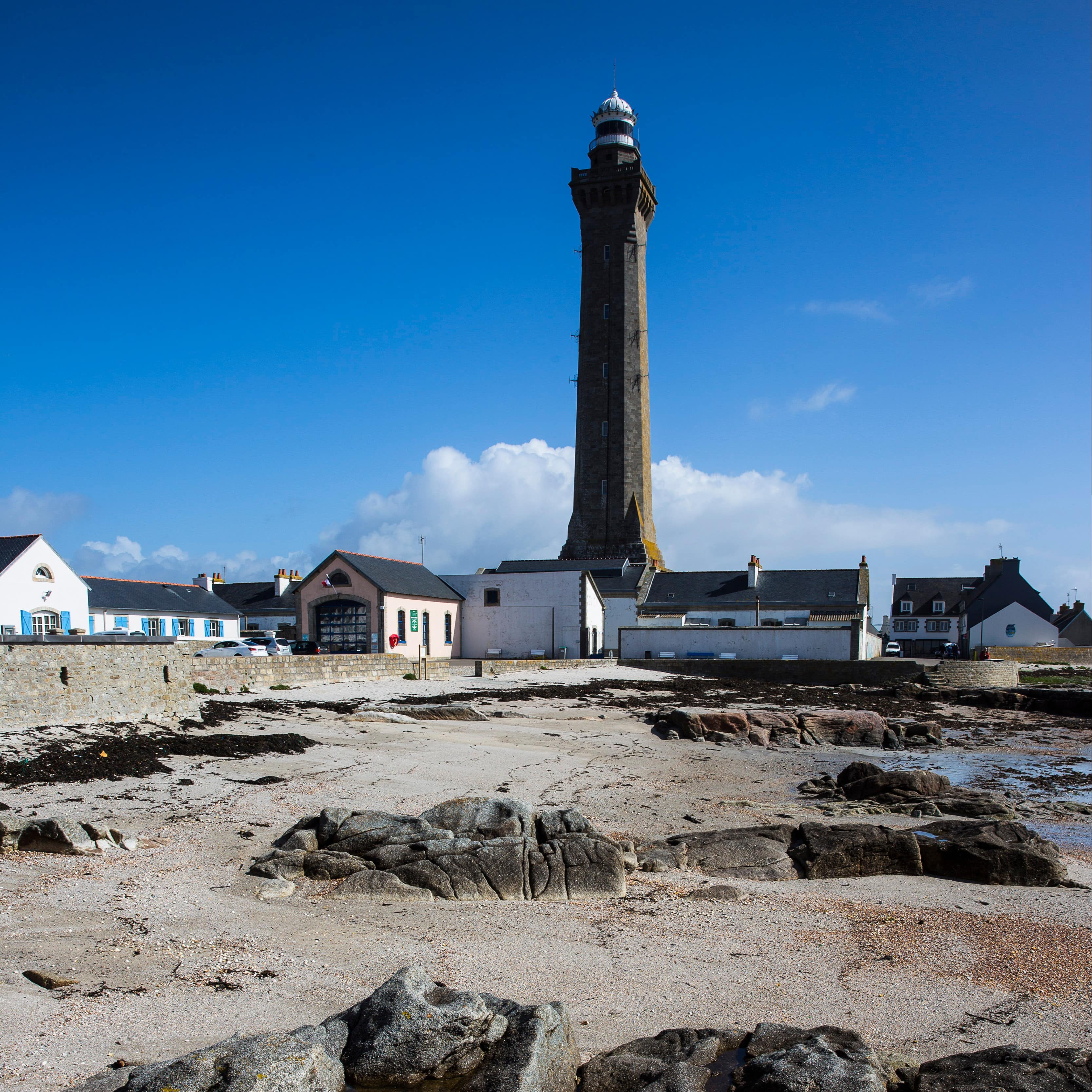 Vacances en famille dans le Finistère : montez en haut du phare de Penmarch
