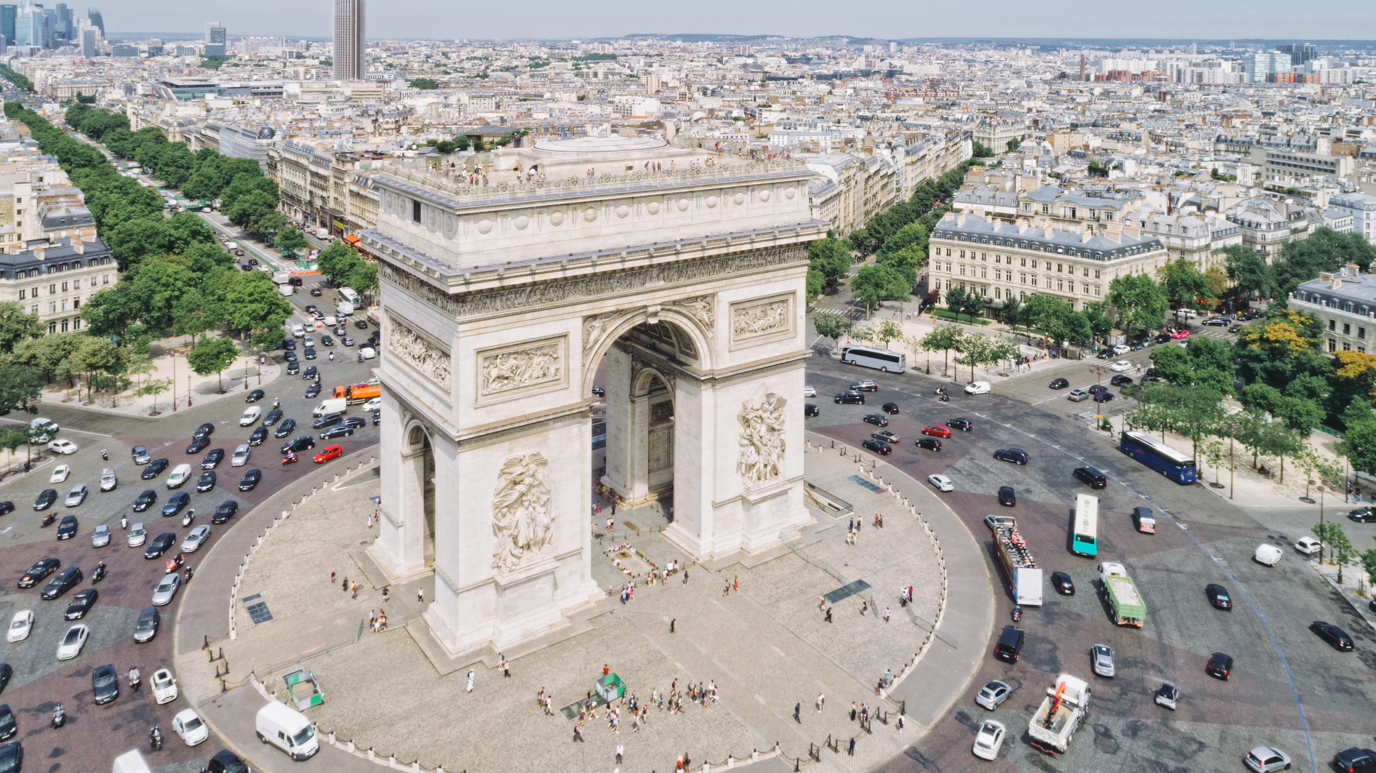 Vue aérienne sur l’Arc de Triomphe à Paris