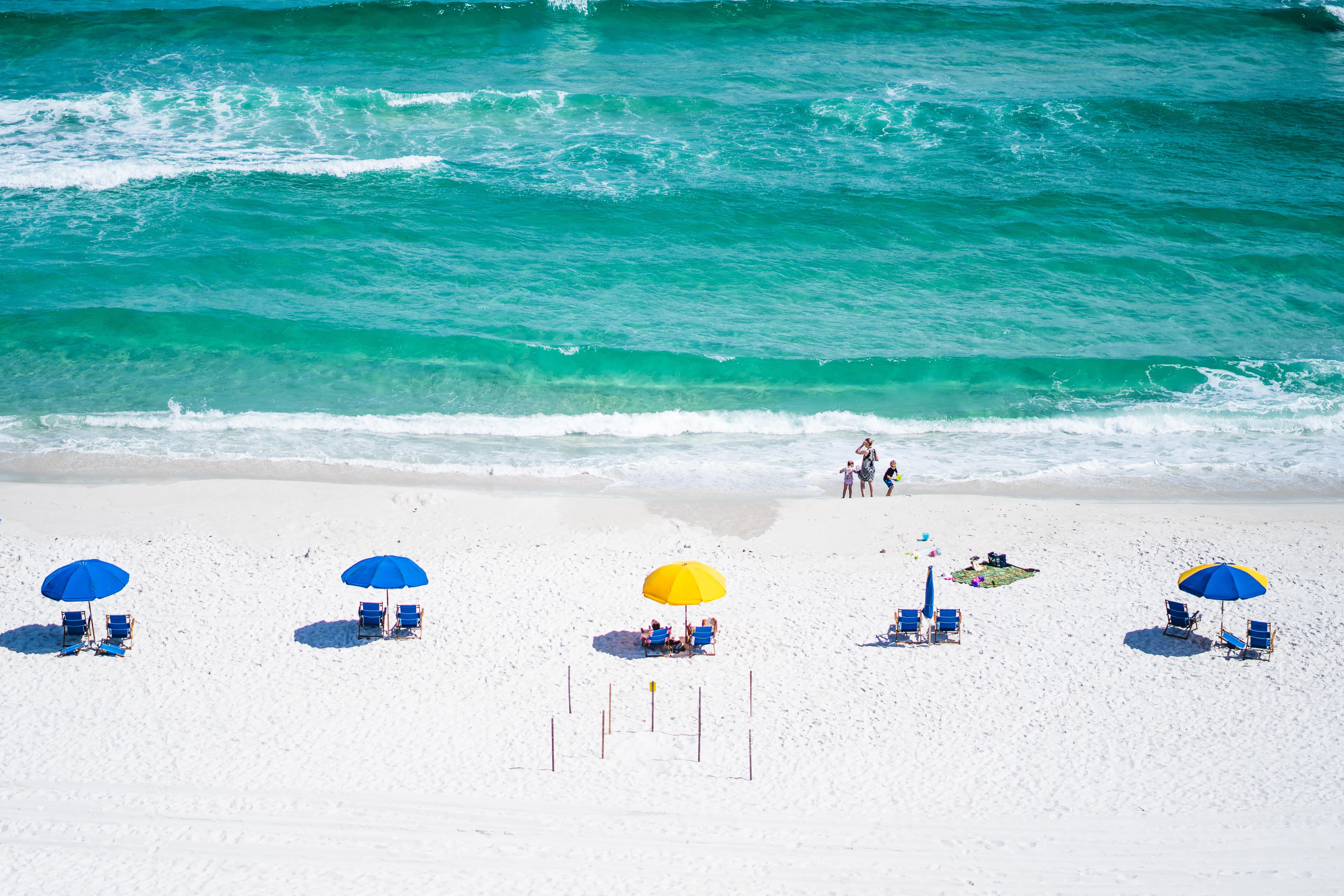 Family beach ariel view - Photo by Tianyi Ma