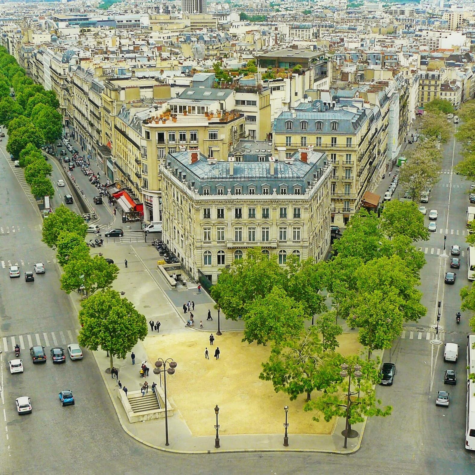 Deux boulevards de Paris, vus du ciel. Des toits, des appartements à louer, pour une nuit ou plus