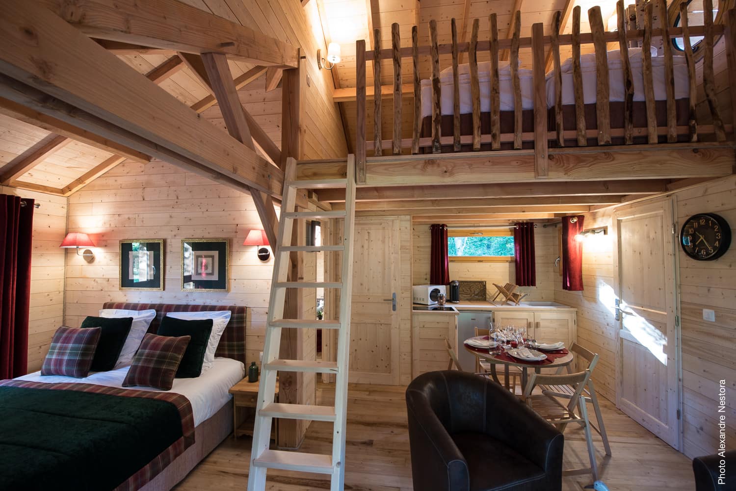 l'intérieur d'une cabane dans les arbres