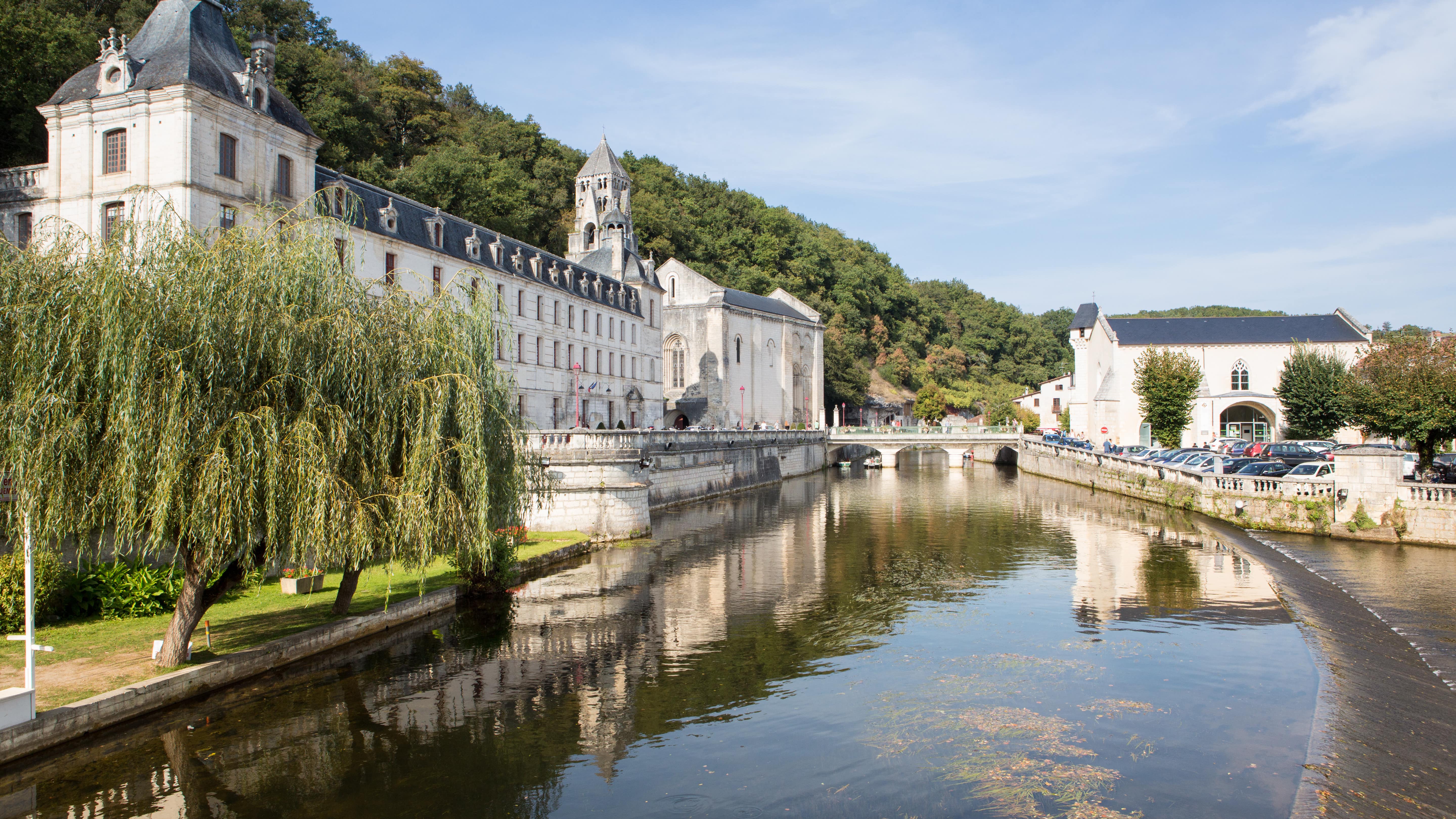 Abbatiale de Brantôme vue depuis la Dronne